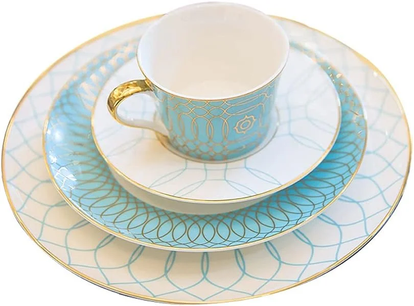 ست ظروف سرامیکی اروپایی با طرح هندسی شامل بشقاب استیک، کاسه تخت، فنجان قهوه و نعلبکی مناسب برای سرو دسر و غذا