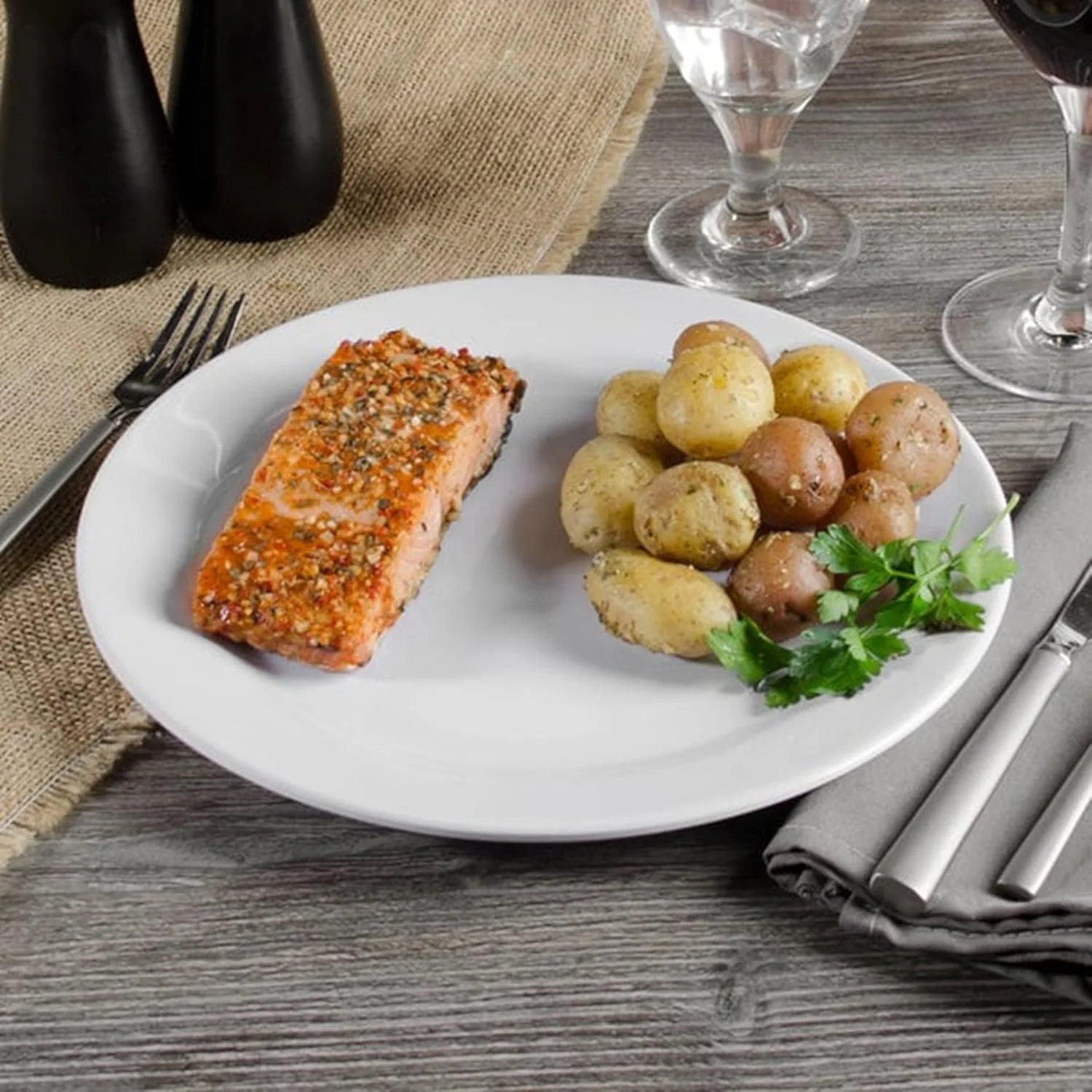 سرویس غذاخوری 30 پارچه اپال دنی هوم شامل 6 بشقاب غذاخوری، 6 کاسه سالاد، 6 بشقاب دسر، 6 بشقاب سوپ، 2 دیس، 2 کاسه سرو، 1 سینی گریل ماهی، 1 سینی گریل مرغ