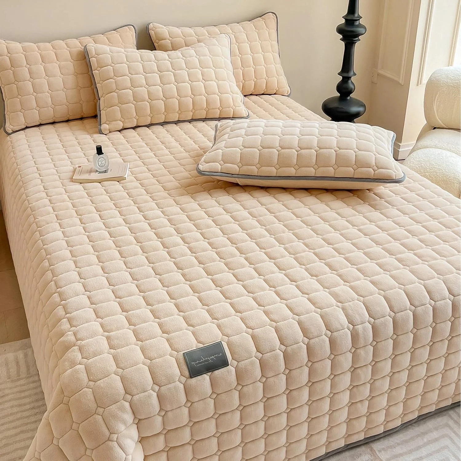 SHANNA Extra Large Duvet Bedspread: Light Milk Velvet 3-Piece Bedspread 230 x 250 cm with 2 Pillowcases 50 x 70 cm Elegant Double Bed Lined and Quilted for Living Room (Hellkamel)