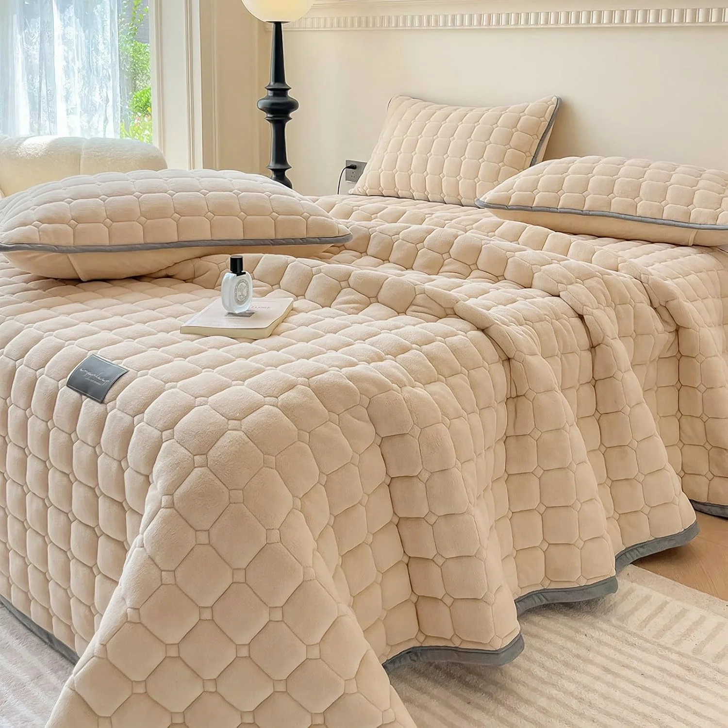 SHANNA Extra Large Duvet Bedspread: Light Milk Velvet 3-Piece Bedspread 230 x 250 cm with 2 Pillowcases 50 x 70 cm Elegant Double Bed Lined and Quilted for Living Room (Hellkamel)