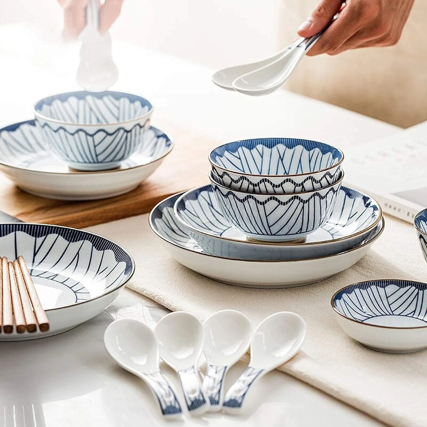 ست ظروف غذاخوری سرامیکی، 28 تکه، طرح ژاپنی با لعاب آبی | شامل بشقاب غذا، کاسه سوپ، بشقاب استیک و کاسه غلات چینی مناسب جهیزیه