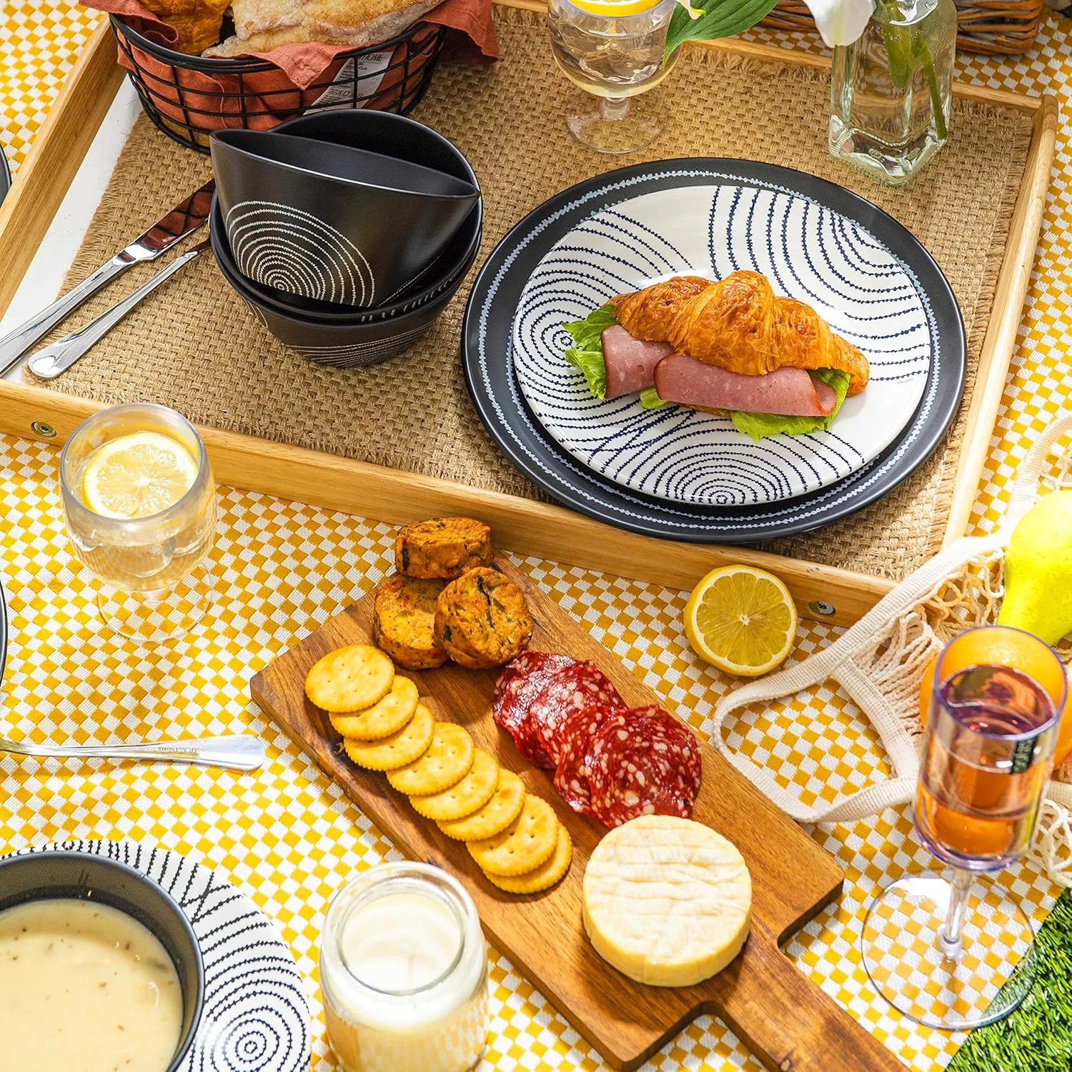 ست ظروف غذاخوری 12 تکه ملامینه bzyoo - بادوام، قابل شستشو در ماشین ظرفشویی، بشقاب و کاسه مشکی - مجموعه ظروف غذاخوری، مهمانی، کمپینگ طرح سیاره سیاه