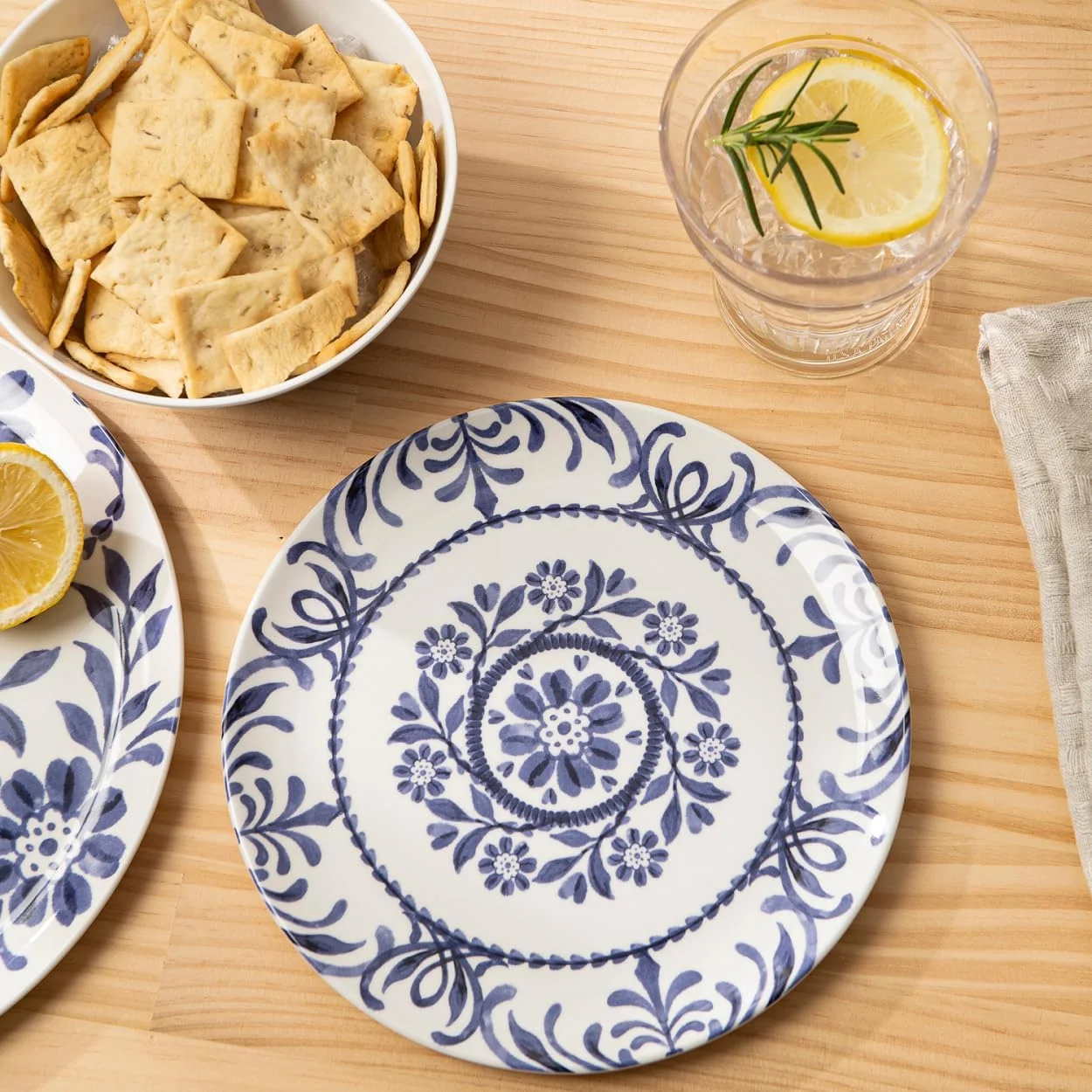 ست ظروف غذاخوری 12 تکه ملامین Bzyoo - طرح گلدار نیلی | سبک، بادوام، بدون BPA | قابل شستشو در ماشین ظرفشویی، مناسب برای استفاده در داخل و خارج از منزل - ایده آل برای کمپینگ، باربیکیو، مهمانی کودکان