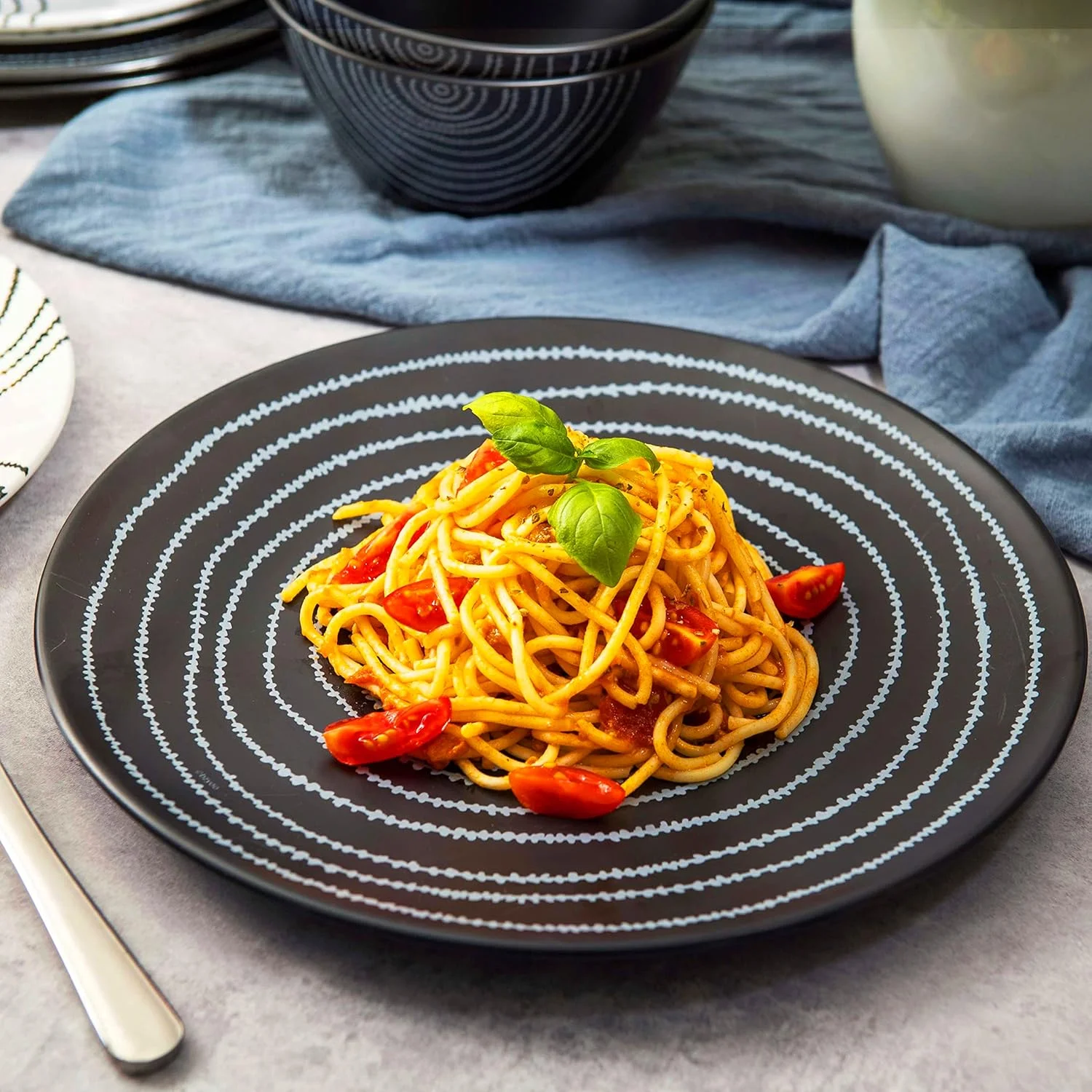 ست ظروف غذاخوری 12 تکه ملامینه bzyoo - بادوام، قابل شستشو در ماشین ظرفشویی، بشقاب و کاسه مشکی - مجموعه ظروف غذاخوری، مهمانی، کمپینگ طرح سیاره سیاه