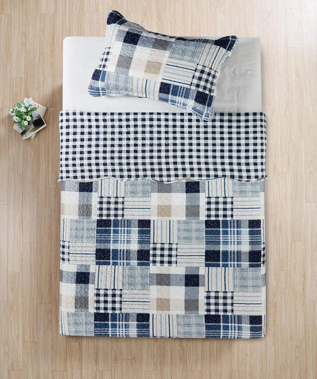 ست لحاف تک نفره دو تکه طرح چهارخانه و راه راه آبی درخشان، شامل 1 عدد روبالشی، رو تختی دو رو، پتو سبک وزن مناسب تمام فصول، آبی ست لحاف تک نفره دو تکه طرح چهارخانه و راه راه آبی درخشان، شامل 1 عدد روبالشی، رو تختی دو رو، پتو سبک وزن مناسب تمام فصول، آبی