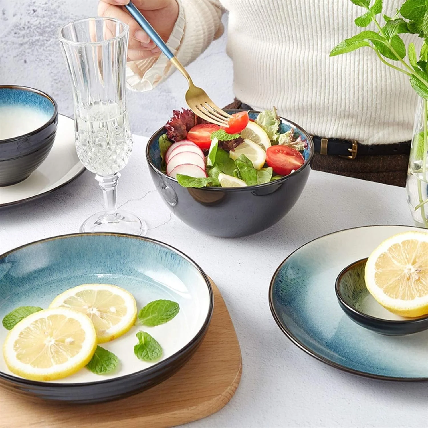 ست ظروف غذاخوری 18 پارچه سرامیکی، ست بشقاب های شیک و بادوام گرد مناسب برای 4 نفر، قابل استفاده در مایکروویو و ماشین ظرفشویی ست ظروف غذاخوری 18 پارچه سرامیکی، ست بشقاب های شیک و بادوام گرد مناسب برای 4 نفر، قابل استفاده در مایکروویو و ماشین ظرفشویی