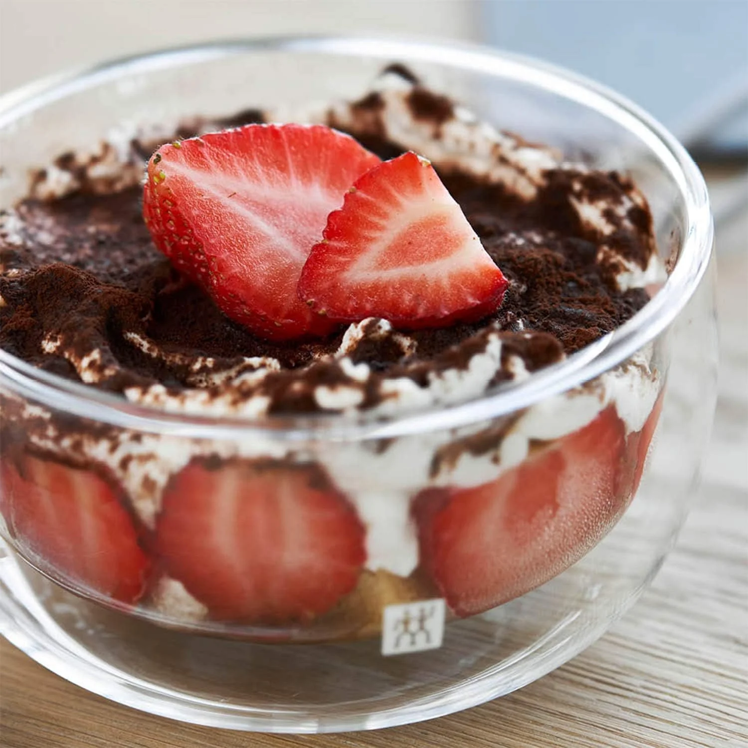 ظرف دسر دو جداره زویلینگ سورنتو .28 لیتری. شیشه بوروسیلیکات دو جداره مقاوم در برابر حرارت، ساخته شده با دهان. مناسب برای نوشیدنی های گرم و سرد. قابل استفاده در مایکروویو و ماشین ظرفشویی. ست 2 عددی.