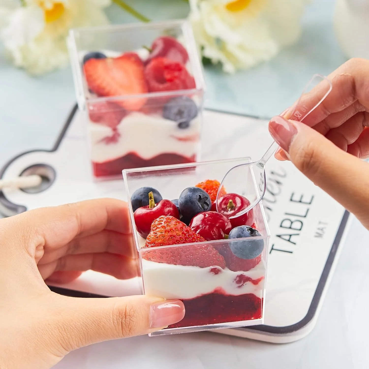 ظروف دسر پلاستیکی شفاف با درب و قاشق، فنجان های مربعی کوچک 150 میلی لیتری برای پیش غذا، ماست، پودینگ، موس، ترایفل میوه و بستنی، ایده آل برای مهمانی و مجالس، بسته 50 عددی ظروف دسر پلاستیکی شفاف با درب و قاشق، فنجان های مربعی کوچک 150 میلی لیتری برای پیش غذا، ماست، پودینگ، موس، ترایفل میوه و بستنی، ایده آل برای مهمانی و مجالس، بسته 50 عددی