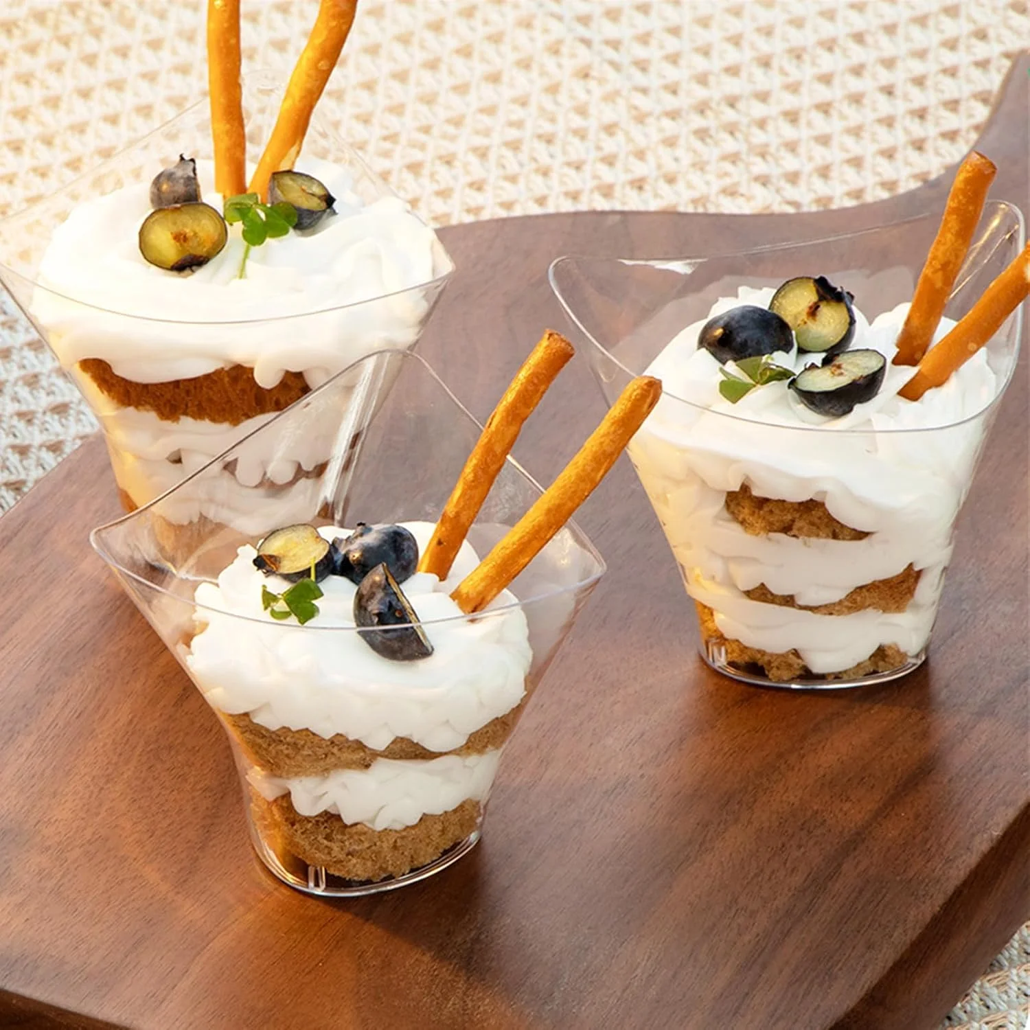 ظروف دسر کوچک اکسفور مدل 50 عددی 4 اونسی به همراه قاشق، کاسه های دسر مثلثی پلاستیکی شفاف برای سرو پارفه، پیش غذا و شات های دسر