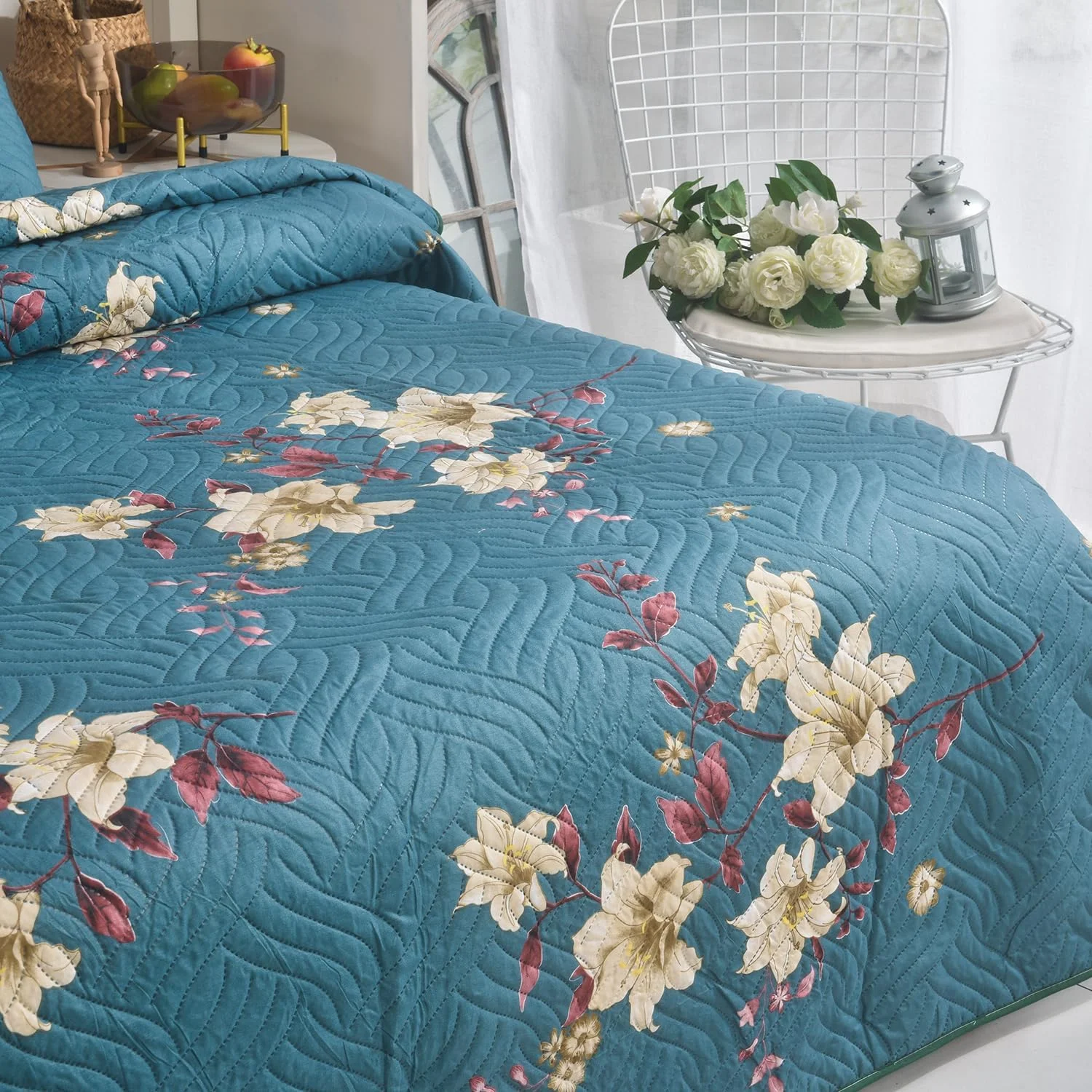 WEAVERS: 3 PCS Reversible Patchwork Quilted Bedspread, Floral Print Lightweight Comforter Coverlet, Soft Microfiber. Includes 2 Pillow Shams Fits Double & King Size Bed 220cm x 240cm. MILAN-125WV