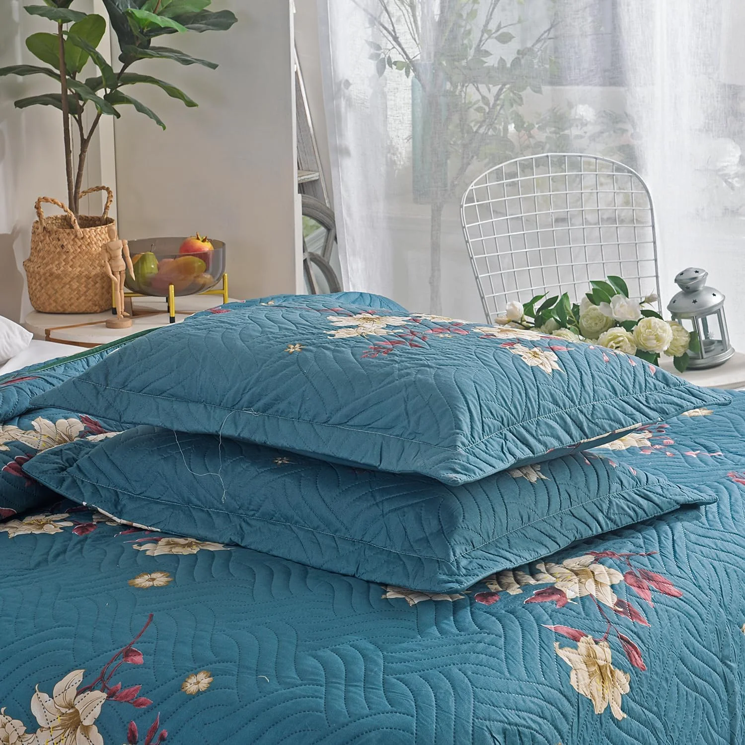 WEAVERS: 3 PCS Reversible Patchwork Quilted Bedspread, Floral Print Lightweight Comforter Coverlet, Soft Microfiber. Includes 2 Pillow Shams Fits Double & King Size Bed 220cm x 240cm. MILAN-125WV