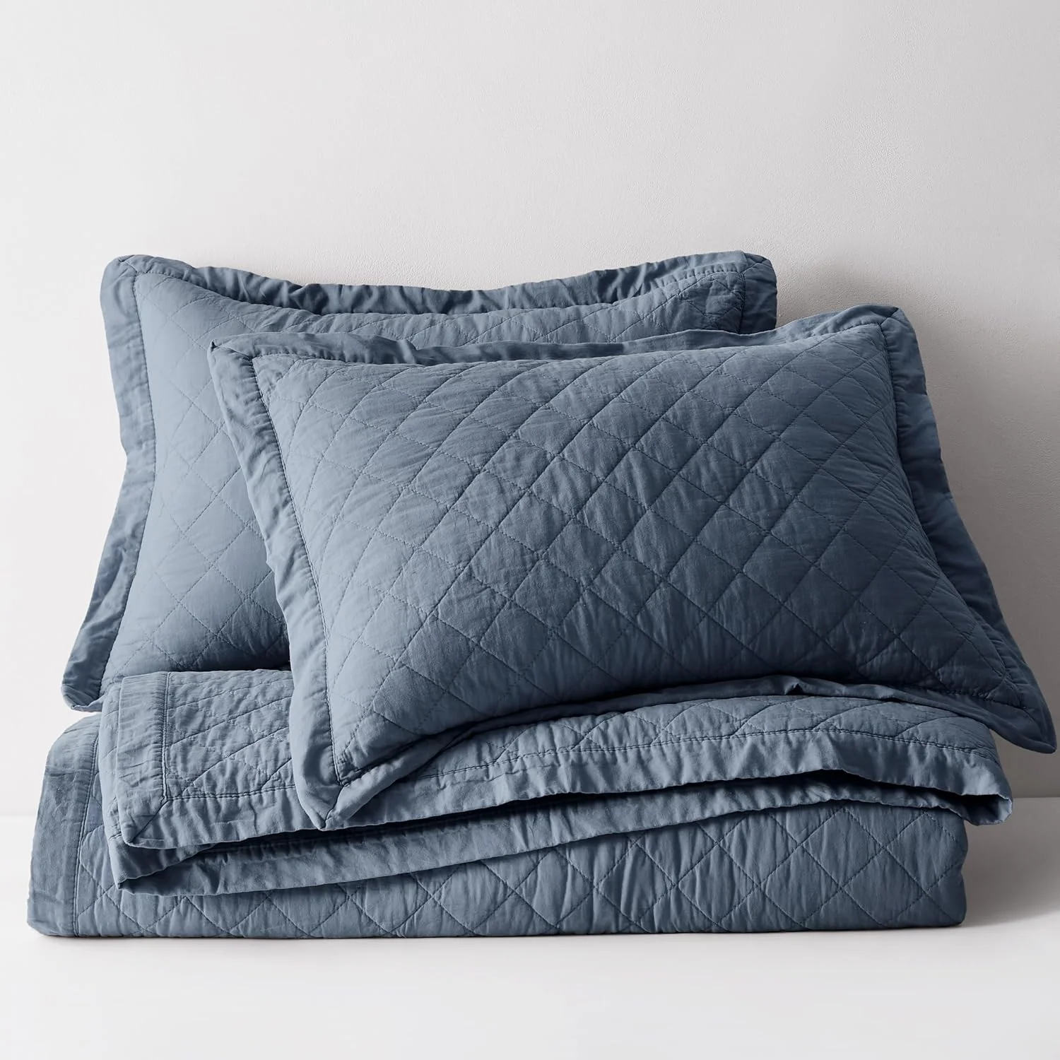 ست لحاف دونفره پنبه‌ای WDCOZY - آبی دودی با حاشیه چین‌دار، نرم و سبک، طرح بافت‌دار شبیه کتان، رو تختی روستایی به سبک خانه‌های مزرعه، روتختی گازی شیک و کهنه نما، 3 تکه