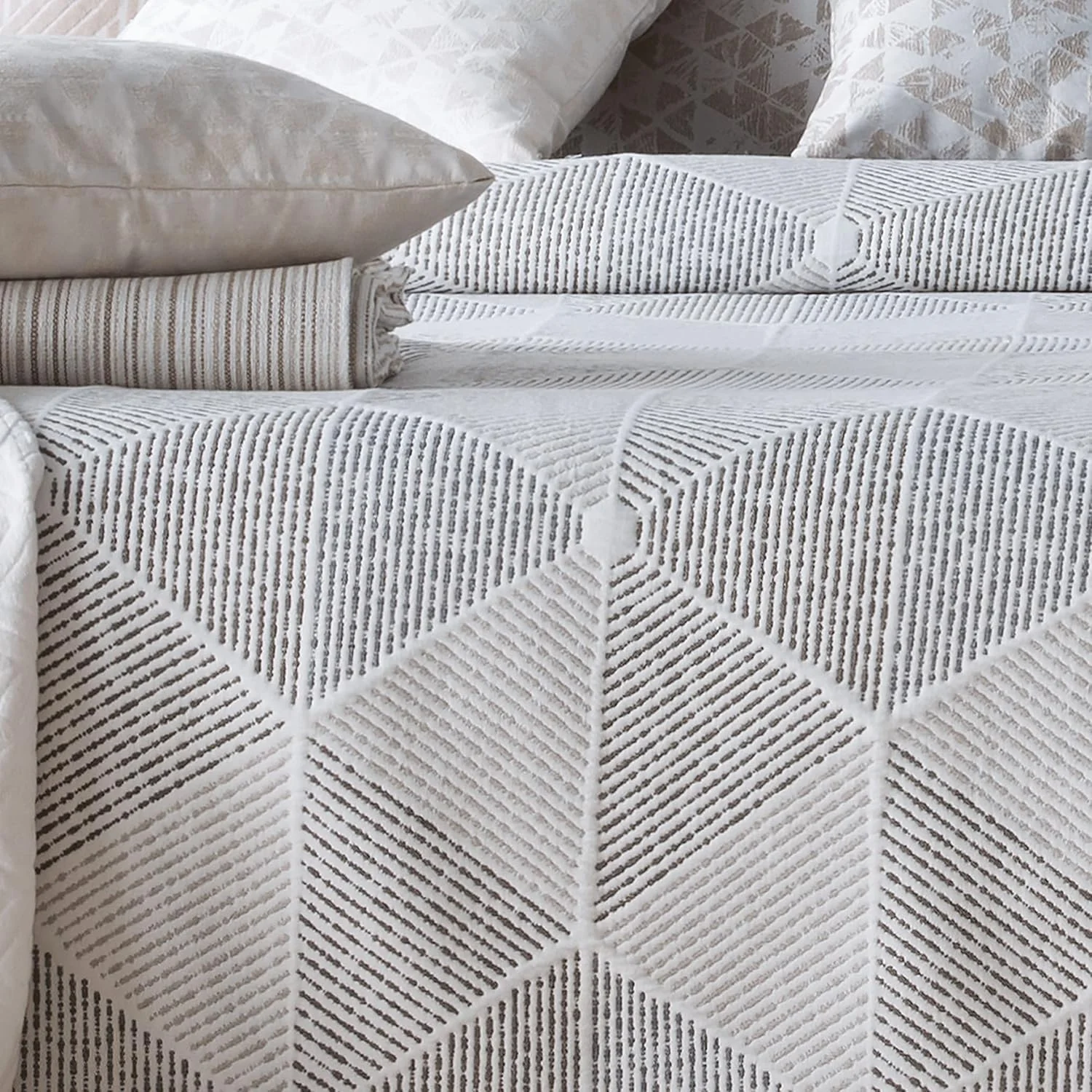 رو تختی سبک وزن ویالمن مدل صوفیا 27 مناسب برای تخت دو نفره 150 سانتی متر | رو تختی 150 سانتی متر | رو تختی 250 در 270 سانتی متر، بژ