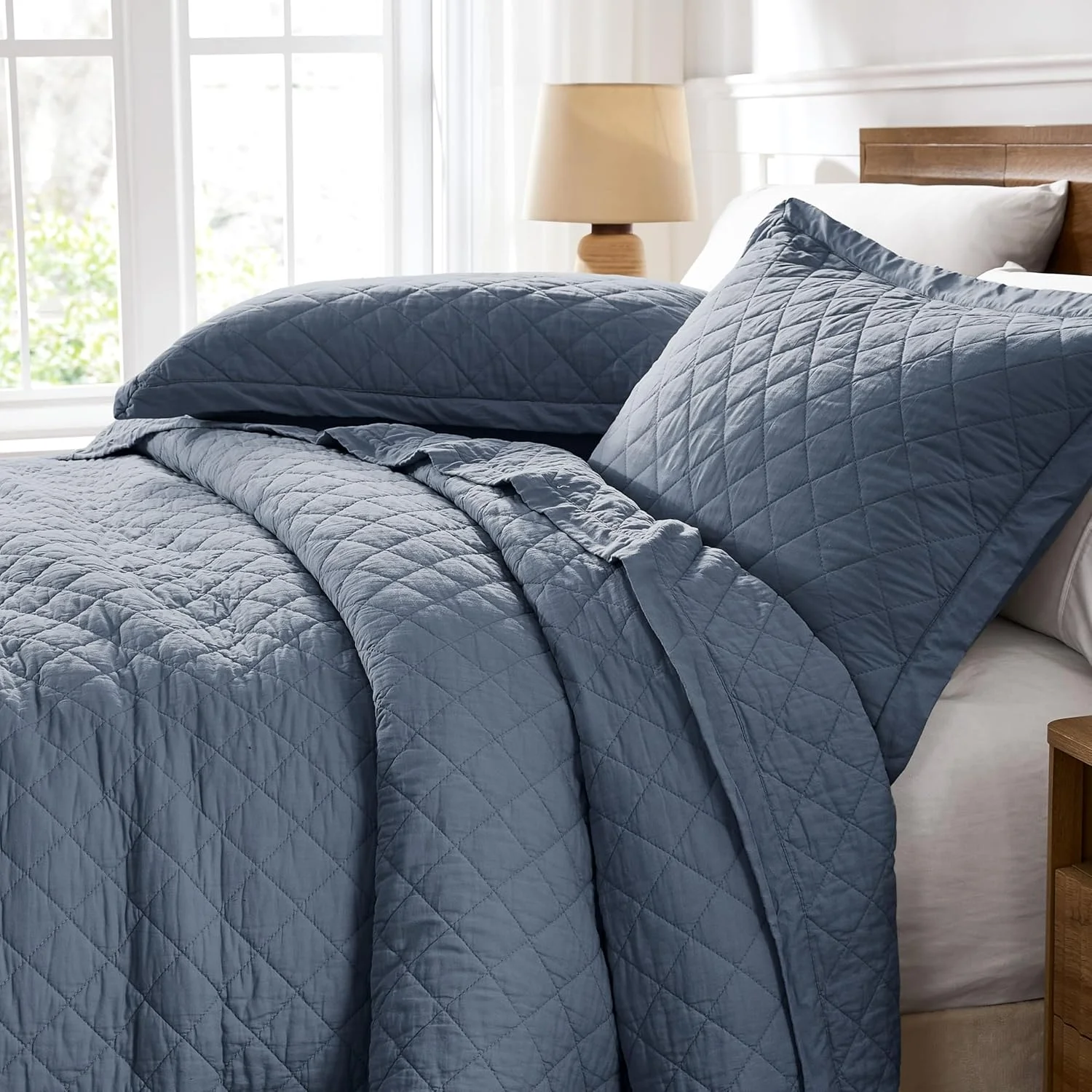 ست لحاف دونفره پنبه‌ای WDCOZY - آبی دودی با حاشیه چین‌دار، نرم و سبک، طرح بافت‌دار شبیه کتان، رو تختی روستایی به سبک خانه‌های مزرعه، روتختی گازی شیک و کهنه نما، 3 تکه