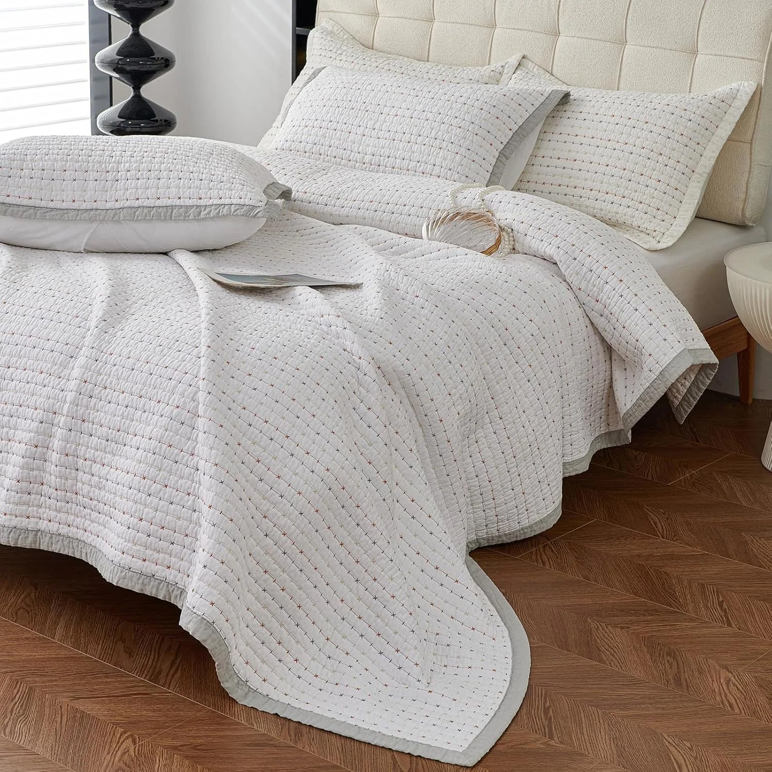 روتختی پنبه‌ای طرح‌دار vctops به همراه 2 روبالشتی، سایز کوئین، طرح راه‌راه گلدوزی شده، ست لحاف سبک و نرم مناسب خانه روستایی (سفید، کوئین)