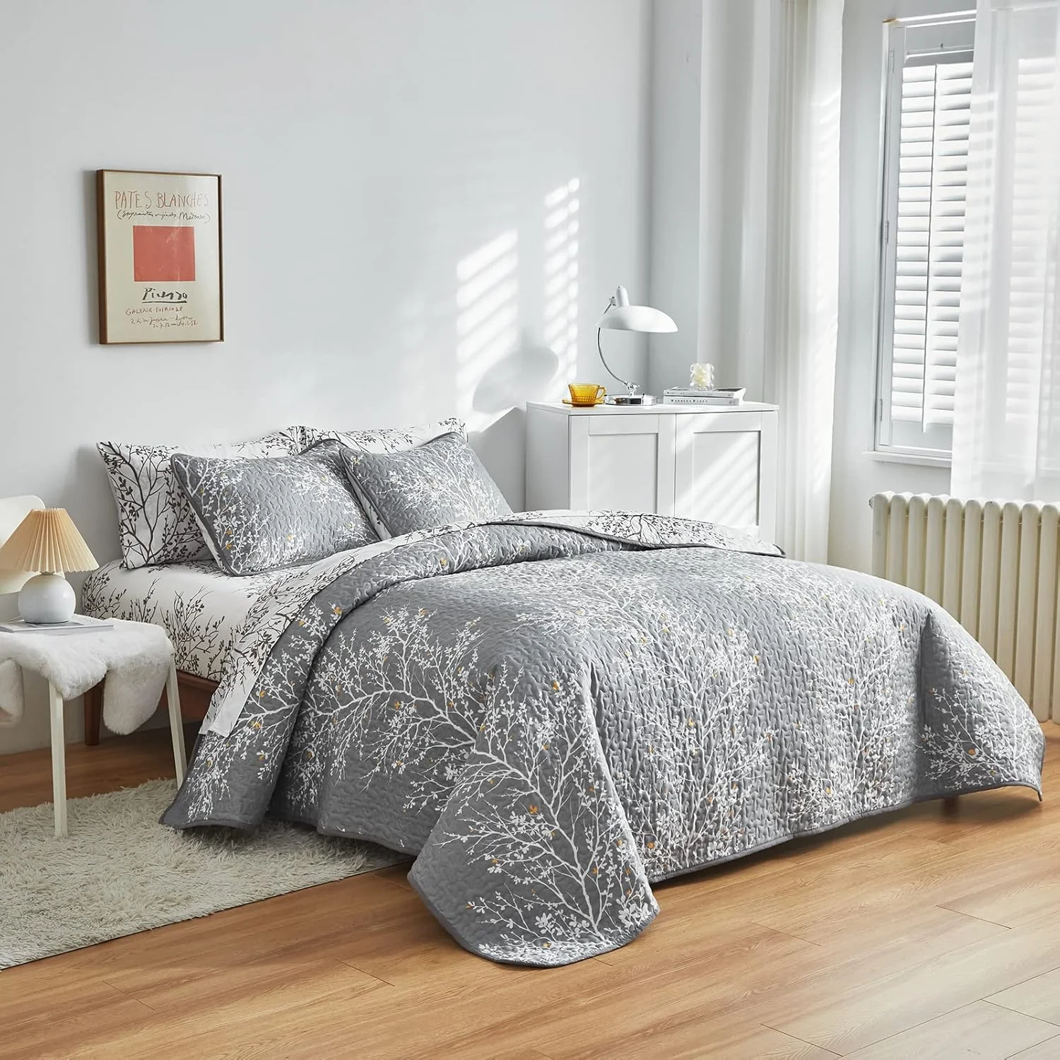 ست لحاف سه تکه UOZZI BEDDING طرح شاخه های خاکستری و سفید با نقطه های زرد سایز کوئین/فول 88x88، میکروفایبر نرم و سبک، رو تختی مناسب تمام فصول (شامل 1 لحاف و 2 روبالشی) ست لحاف سه تکه UOZZI BEDDING طرح شاخه های خاکستری و سفید با نقطه های زرد سایز کوئین/فول 88x88، میکروفایبر نرم و سبک، رو تختی مناسب تمام فصول (شامل 1 لحاف و 2 روبالشی)