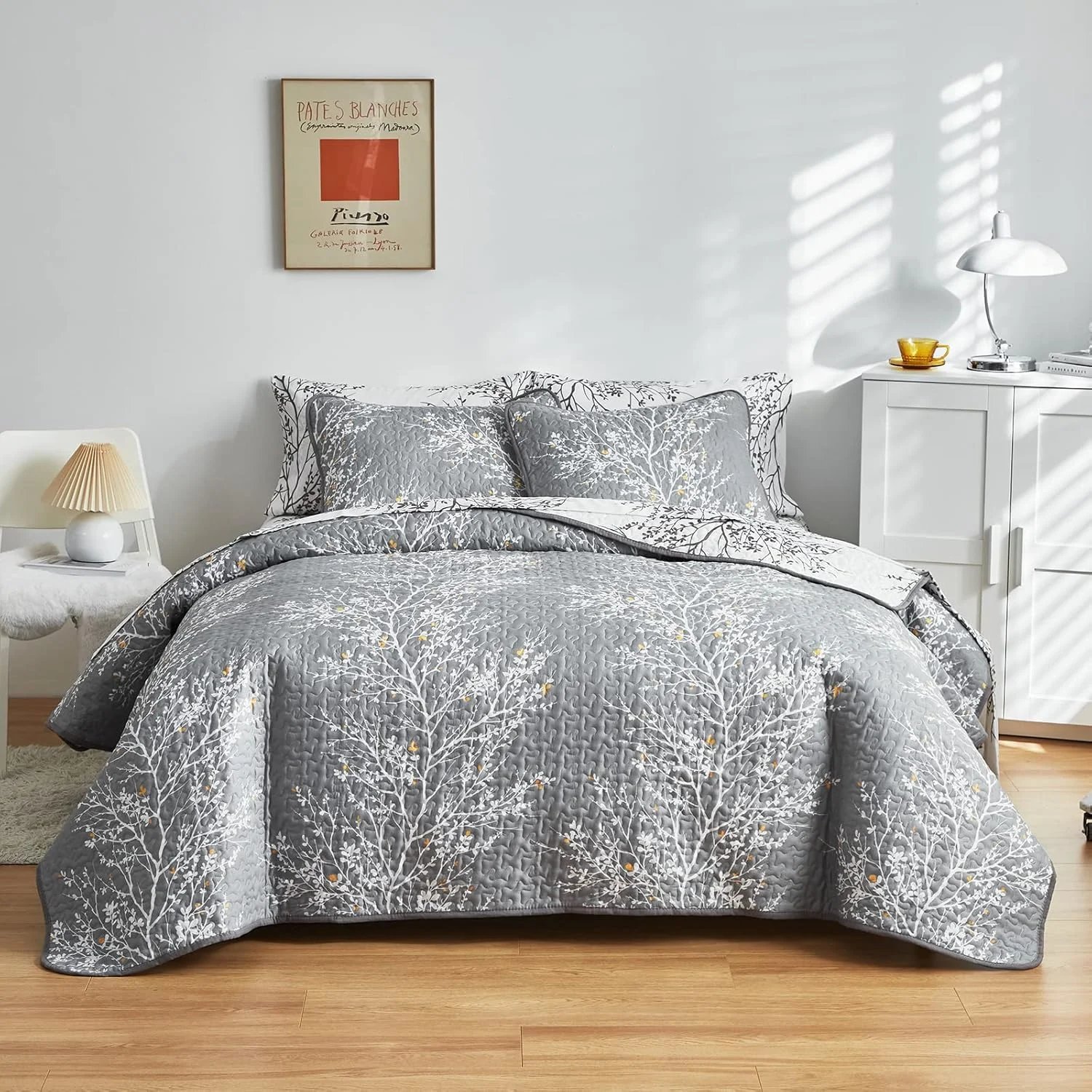 ست لحاف سه تکه UOZZI BEDDING طرح شاخه های خاکستری و سفید با نقطه های زرد سایز کوئین/فول 88x88، میکروفایبر نرم و سبک، رو تختی مناسب تمام فصول (شامل 1 لحاف و 2 روبالشی) ست لحاف سه تکه UOZZI BEDDING طرح شاخه های خاکستری و سفید با نقطه های زرد سایز کوئین/فول 88x88، میکروفایبر نرم و سبک، رو تختی مناسب تمام فصول (شامل 1 لحاف و 2 روبالشی)