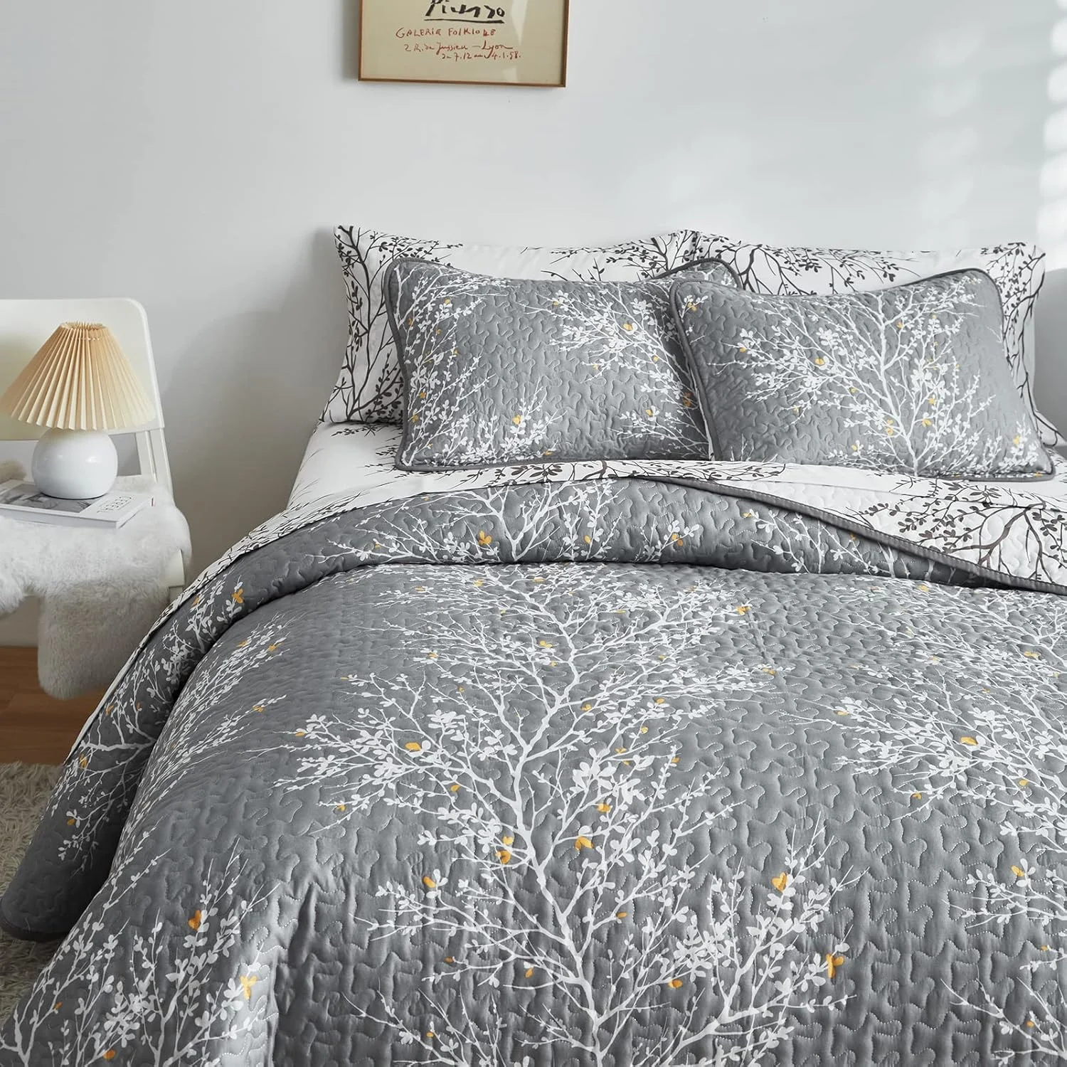 ست لحاف سه تکه UOZZI BEDDING طرح شاخه های خاکستری و سفید با نقطه های زرد سایز کوئین/فول 88x88، میکروفایبر نرم و سبک، رو تختی مناسب تمام فصول (شامل 1 لحاف و 2 روبالشی) ست لحاف سه تکه UOZZI BEDDING طرح شاخه های خاکستری و سفید با نقطه های زرد سایز کوئین/فول 88x88، میکروفایبر نرم و سبک، رو تختی مناسب تمام فصول (شامل 1 لحاف و 2 روبالشی)