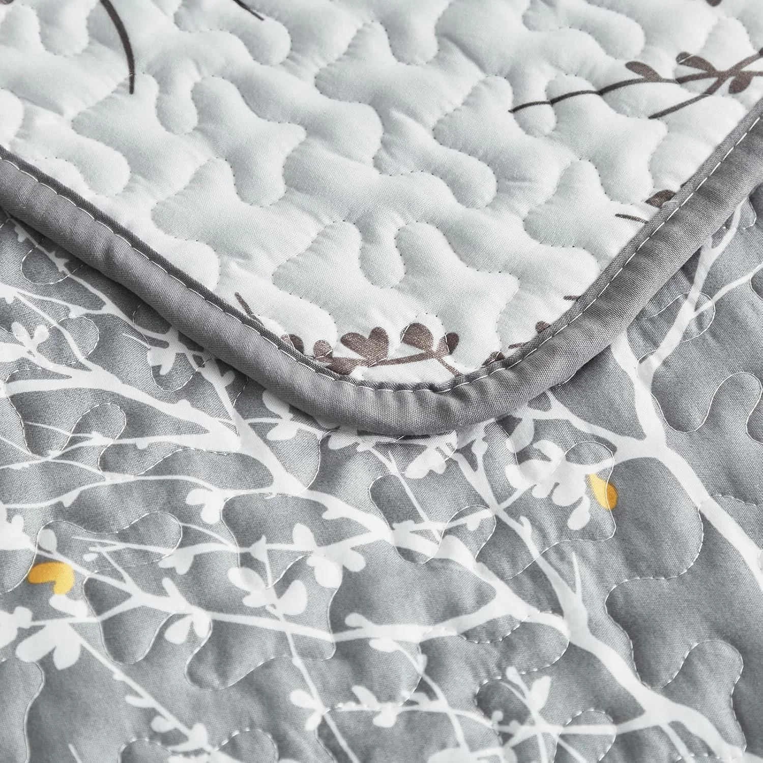ست لحاف سه تکه UOZZI BEDDING طرح شاخه های خاکستری و سفید با نقطه های زرد سایز کوئین/فول 88x88، میکروفایبر نرم و سبک، رو تختی مناسب تمام فصول (شامل 1 لحاف و 2 روبالشی) ست لحاف سه تکه UOZZI BEDDING طرح شاخه های خاکستری و سفید با نقطه های زرد سایز کوئین/فول 88x88، میکروفایبر نرم و سبک، رو تختی مناسب تمام فصول (شامل 1 لحاف و 2 روبالشی)