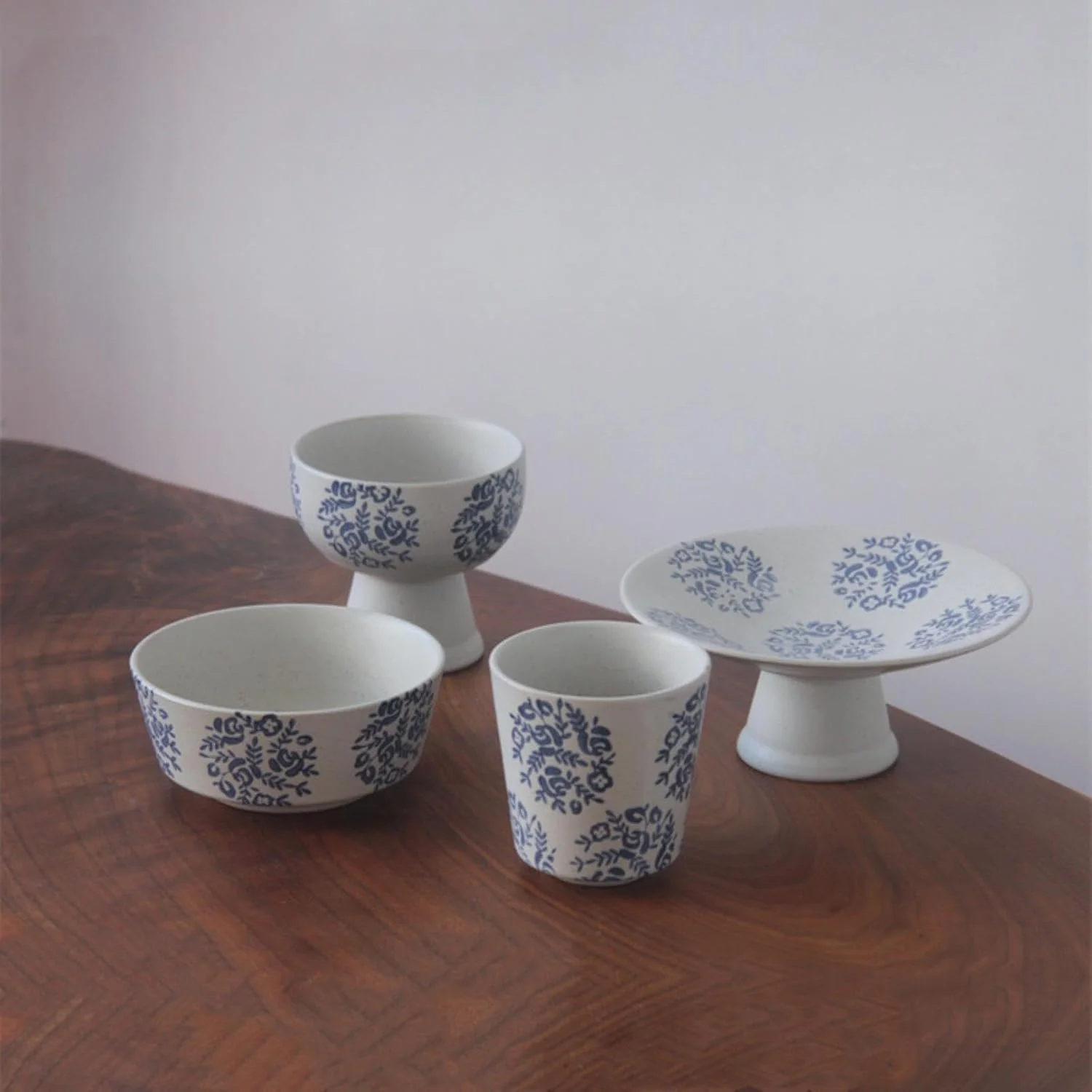 یک عدد فنجان آب سرامیکی رنگی زیر لعابی چینی، ست کاسه و بشقاب با ظرفیت کم - آبی و سفید - طرح گل - کاسه دسر به ارتفاع 3.75 اینچ