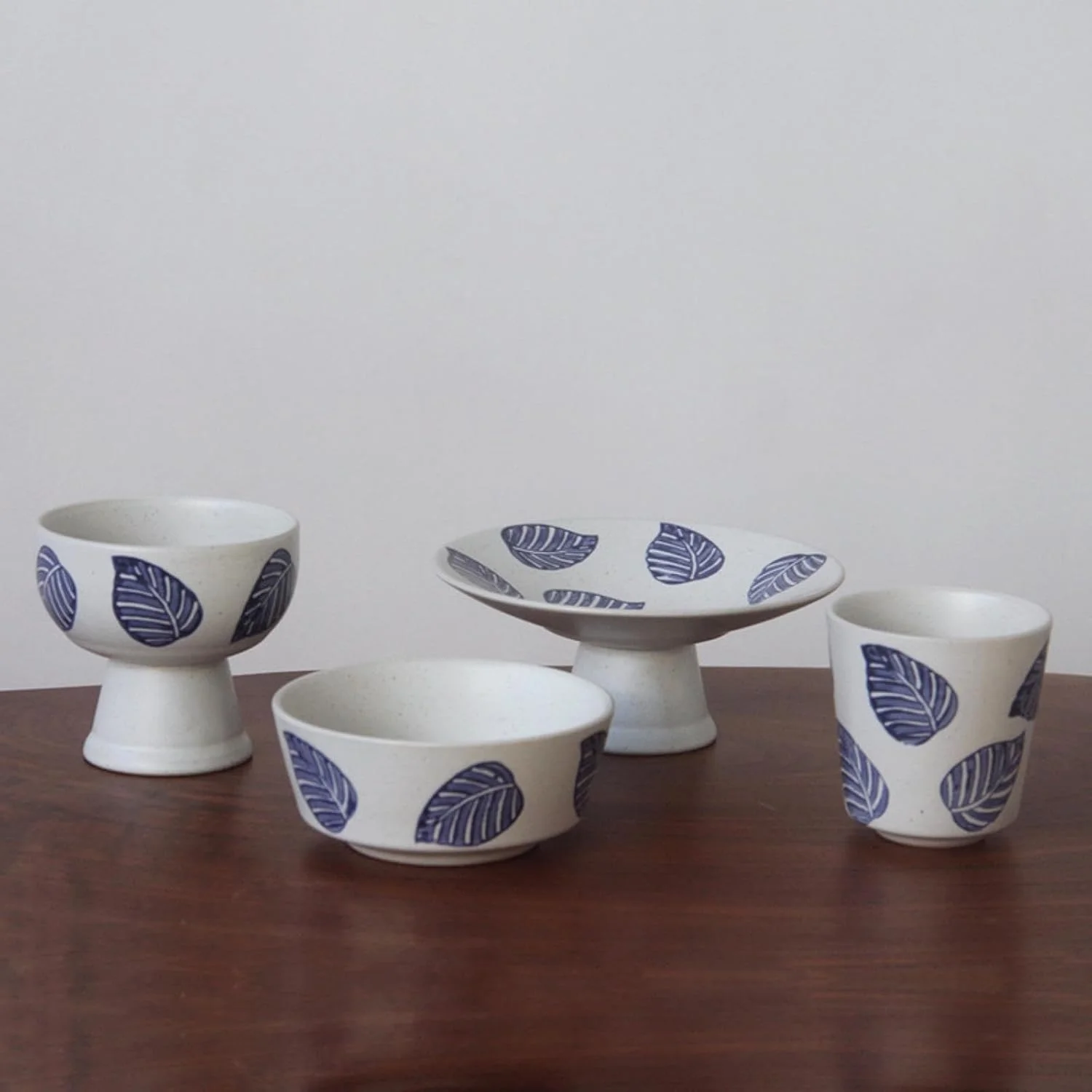 یک عدد فنجان آب سرامیکی رنگی زیر لعابی چینی، ست کاسه و بشقاب با ظرفیت کم - آبی و سفید - طرح گل - کاسه دسر به ارتفاع 3.75 اینچ