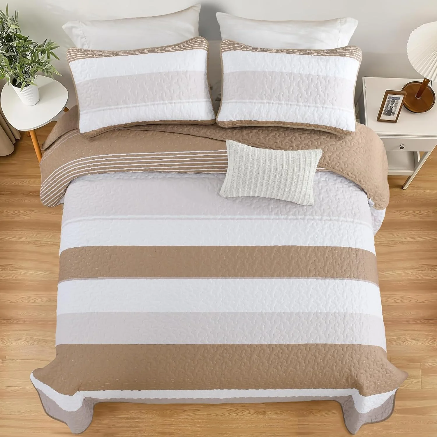 روتختی وانگز بدینگ 220 x 240 سانتی متر، رنگ خاکی، طرح راه راه، لحاف سه تکه دونفره، لحاف میکروفایبر با 2 روبالشی 50 x 75 سانتی متر مناسب اتاق خواب و مبل