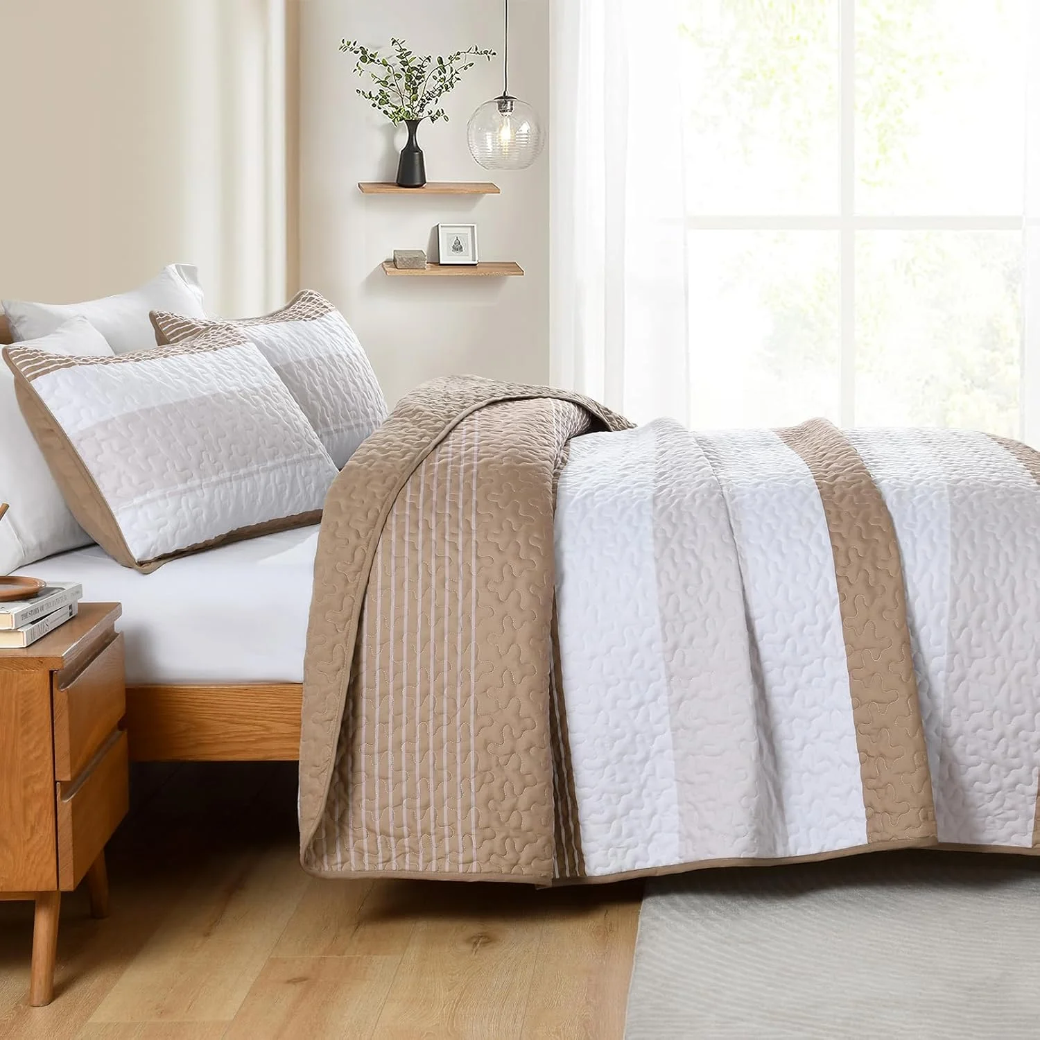 روتختی وانگز بدینگ 220 x 240 سانتی متر، رنگ خاکی، طرح راه راه، لحاف سه تکه دونفره، لحاف میکروفایبر با 2 روبالشی 50 x 75 سانتی متر مناسب اتاق خواب و مبل