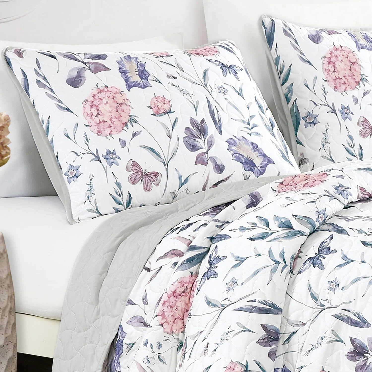 ست روتختی 3 تکه لوکس طرح گل و پروانه WPM WORLD PRODUCTS MART، گل های بنفش و صورتی، لحاف میکروفایبر سبک وزن با روبالشتی، سایز کوئین/کینگ (کوئین)