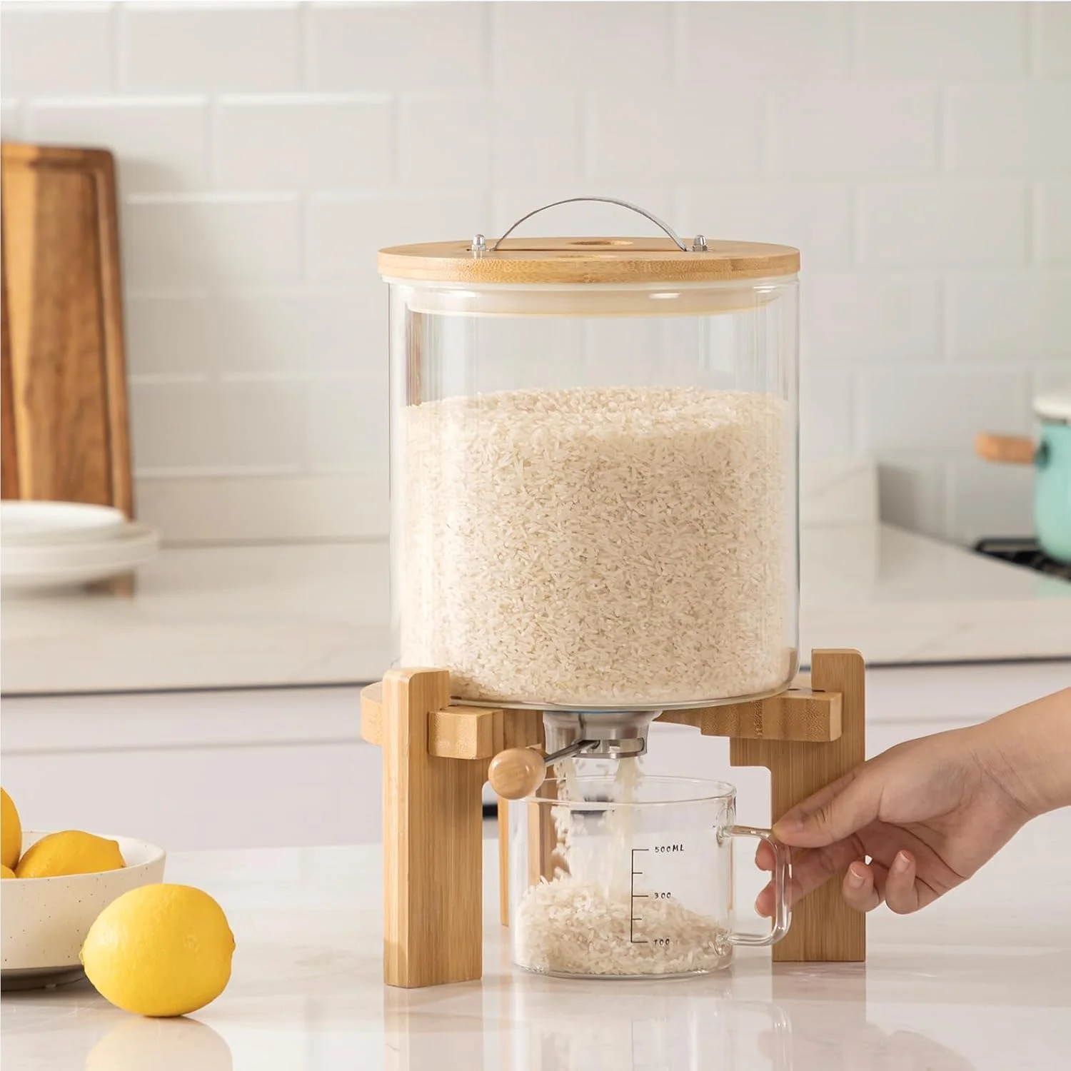 ظرف برنج شیشه ای با پایه چوبی، ظرف آرد و غلات به همراه پیمانه اندازه گیری شیشه ای، سطل ذخیره سازی مواد غذایی برای سازماندهی انبار با درب بامبو محکم، 5 لیتر ظرف برنج شیشه ای با پایه چوبی، ظرف آرد و غلات به همراه پیمانه اندازه گیری شیشه ای، سطل ذخیره سازی مواد غذایی برای سازماندهی انبار با درب بامبو محکم، 5 لیتر