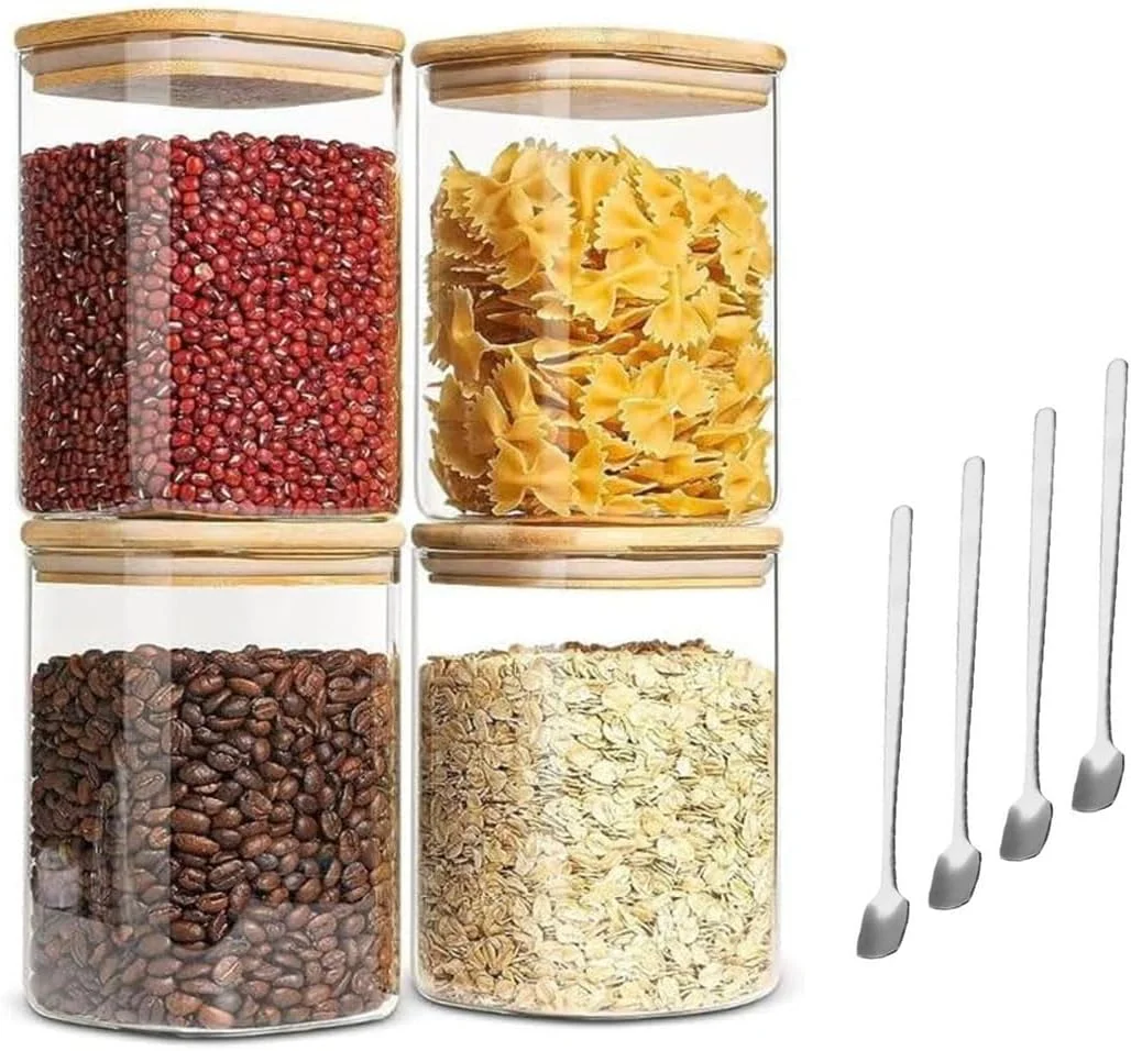 ست 4 عددی شیشه های مربعی ذخیره سازی 1CHASE با درب/قاشق بامبو محکم، 1100 میلی لیتر، ظروف بوروسیلیکاتی آشپزخانه برای نگهداری مواد غذایی مانند آبنبات، کلوچه، برنج، شکر، آرد، پاستا و آجیل