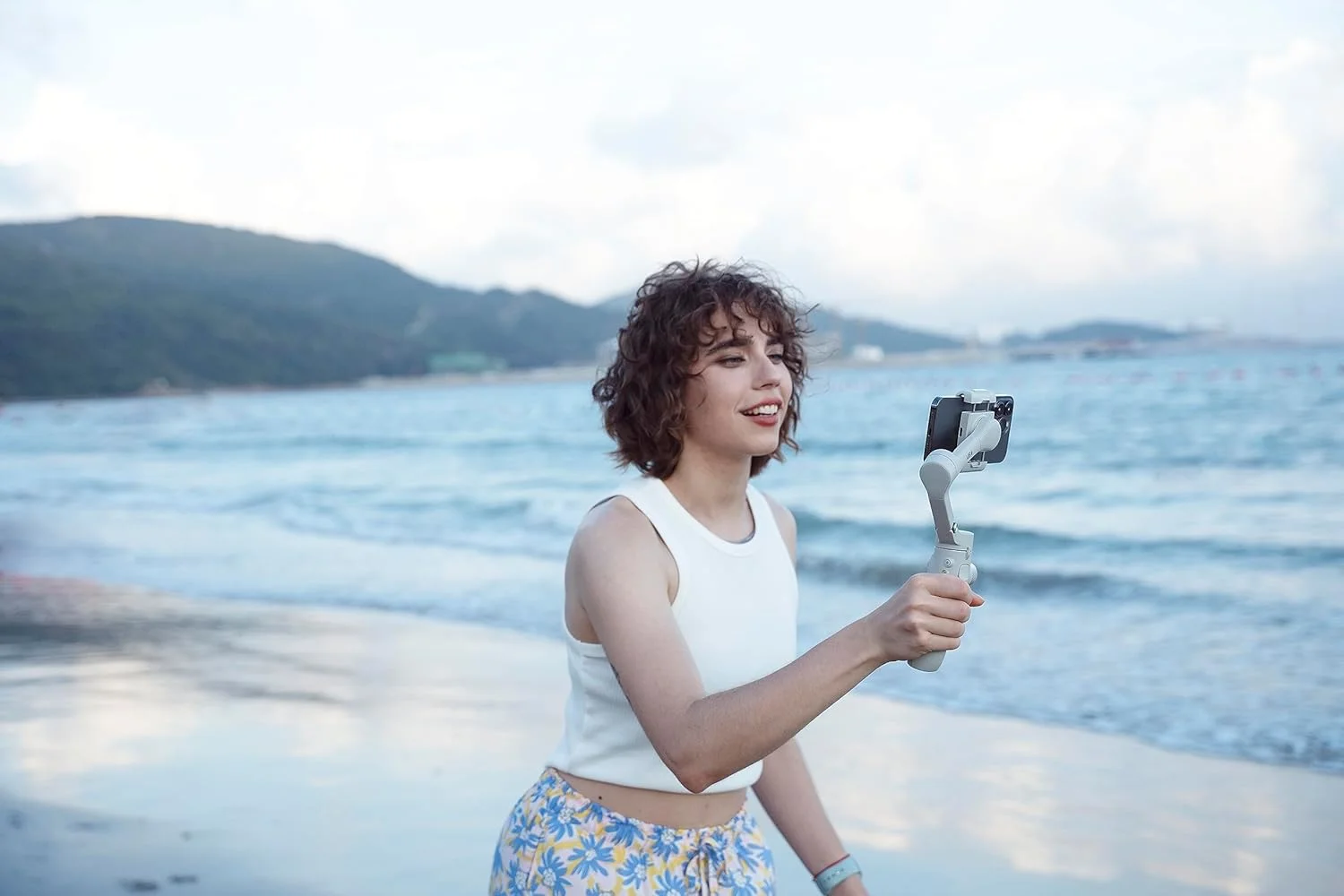 لرزشگیر گیمبال 3 محوره گوشی هوشمند FeiyuTech VB4SE برای آیفون و اندروید، گیمبال تاشو و جمع و جور برای ضبط ویدیو ولاگ، کنترل حرکتی و ردیابی سوژه لرزشگیر گیمبال 3 محوره گوشی هوشمند FeiyuTech VB4SE برای آیفون و اندروید، گیمبال تاشو و جمع و جور برای ضبط ویدیو ولاگ، کنترل حرکتی و ردیابی سوژه