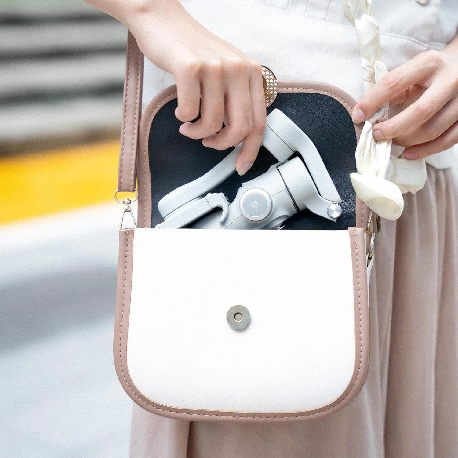 لرزشگیر گیمبال 3 محوره گوشی هوشمند FeiyuTech VB4SE برای آیفون و اندروید، گیمبال تاشو و جمع و جور برای ضبط ویدیو ولاگ، کنترل حرکتی و ردیابی سوژه لرزشگیر گیمبال 3 محوره گوشی هوشمند FeiyuTech VB4SE برای آیفون و اندروید، گیمبال تاشو و جمع و جور برای ضبط ویدیو ولاگ، کنترل حرکتی و ردیابی سوژه