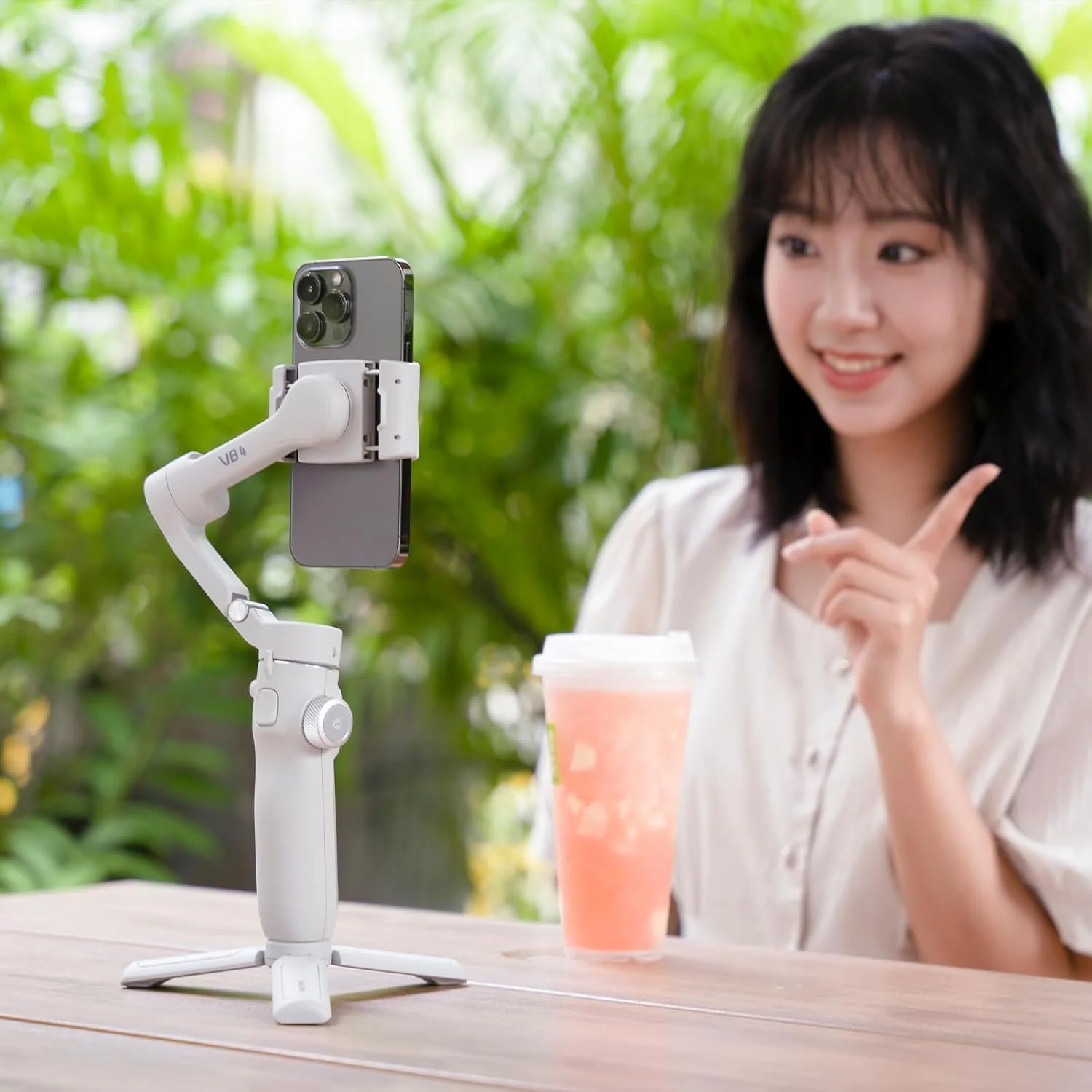 لرزشگیر گیمبال 3 محوره گوشی هوشمند FeiyuTech VB4SE برای آیفون و اندروید، گیمبال تاشو و جمع و جور برای ضبط ویدیو ولاگ، کنترل حرکتی و ردیابی سوژه لرزشگیر گیمبال 3 محوره گوشی هوشمند FeiyuTech VB4SE برای آیفون و اندروید، گیمبال تاشو و جمع و جور برای ضبط ویدیو ولاگ، کنترل حرکتی و ردیابی سوژه