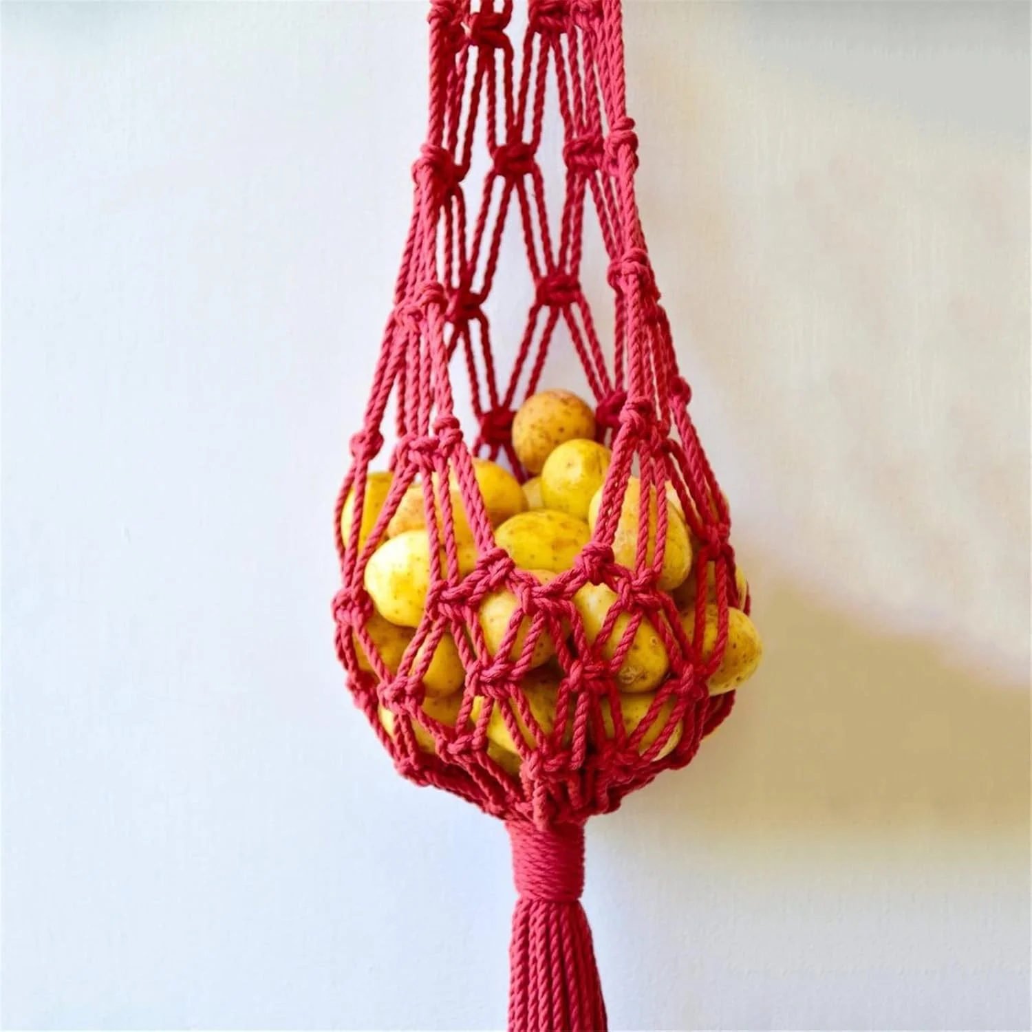 سبد آویز میوه و سبزیجات BaiBnn برای نگهداری سیب زمینی، پیاز و میوه، دکور آویز دیواری برای آشپزخانه، سبد آویز دیواری مکرومه (رنگ: قرمز، سایز: 70 سانتی متر)