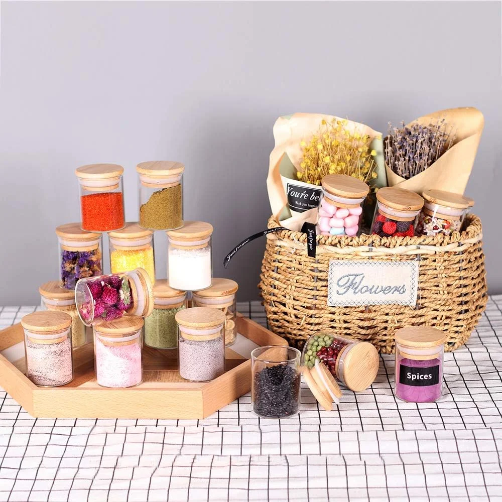 ست جا ادویه ای Tzerotone، شیشه ای 2.5 اونسی 20 تکه با درب های بامبو و برچسب های هواگیر، ظروف نگهداری مواد غذایی کوچک شفاف برای انبار، ظروف آشپزخانه برای چای، گیاهان، شکر، نمک، قهوه