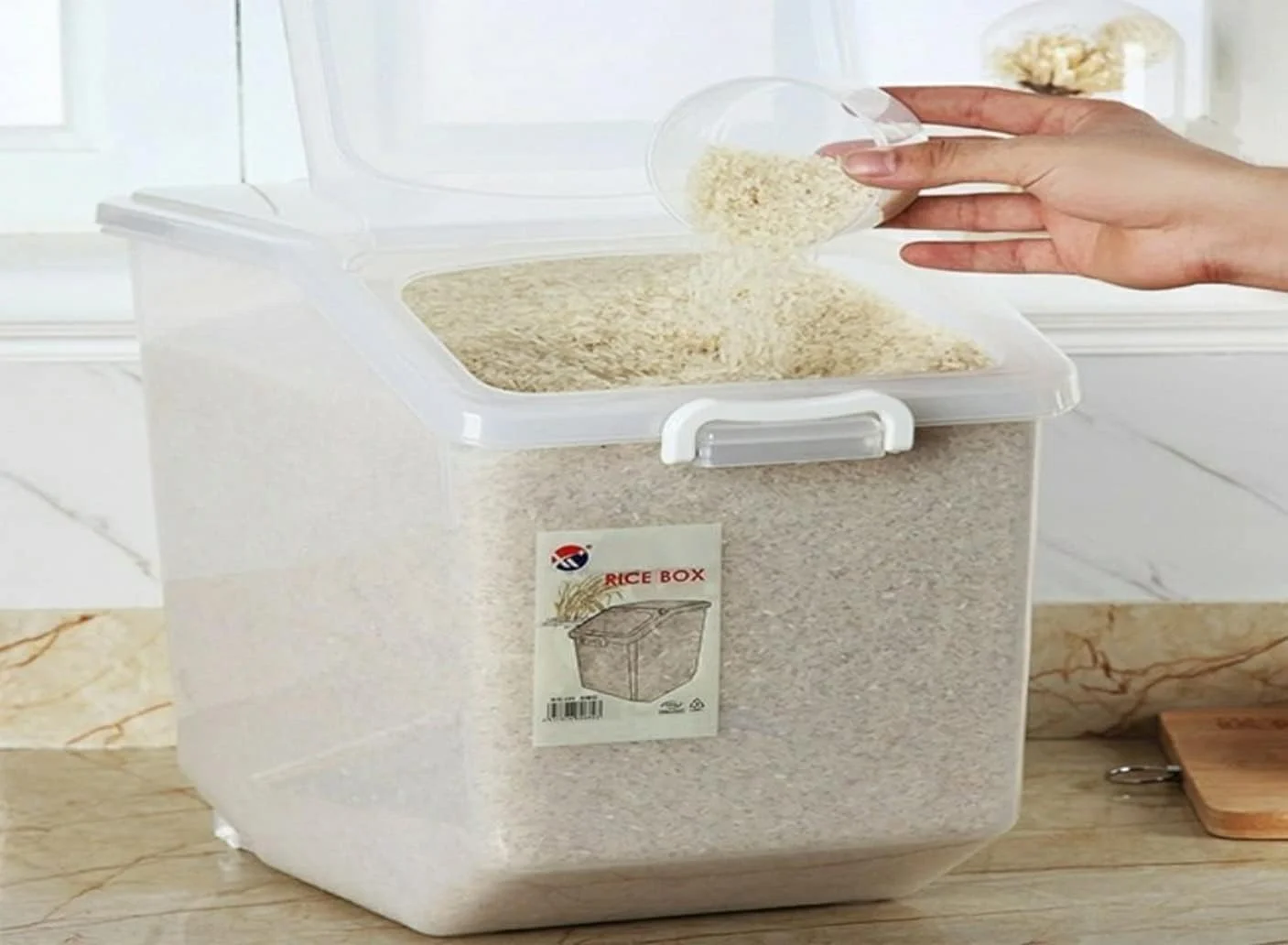 ظرف نگهداری برنج Premify با ظرفیت 5 کیلوگرم - ظرف نگهداری مواد غذایی درب دار، جعبه بزرگ نگهداری غلات پلاستیکی بدون BPA، ظروف چند منظوره برای مواد غذایی آشپزخانه به همراه پیمانه ظرف نگهداری برنج Premify با ظرفیت 5 کیلوگرم - ظرف نگهداری مواد غذایی درب دار، جعبه بزرگ نگهداری غلات پلاستیکی بدون BPA، ظروف چند منظوره برای مواد غذایی آشپزخانه به همراه پیمانه