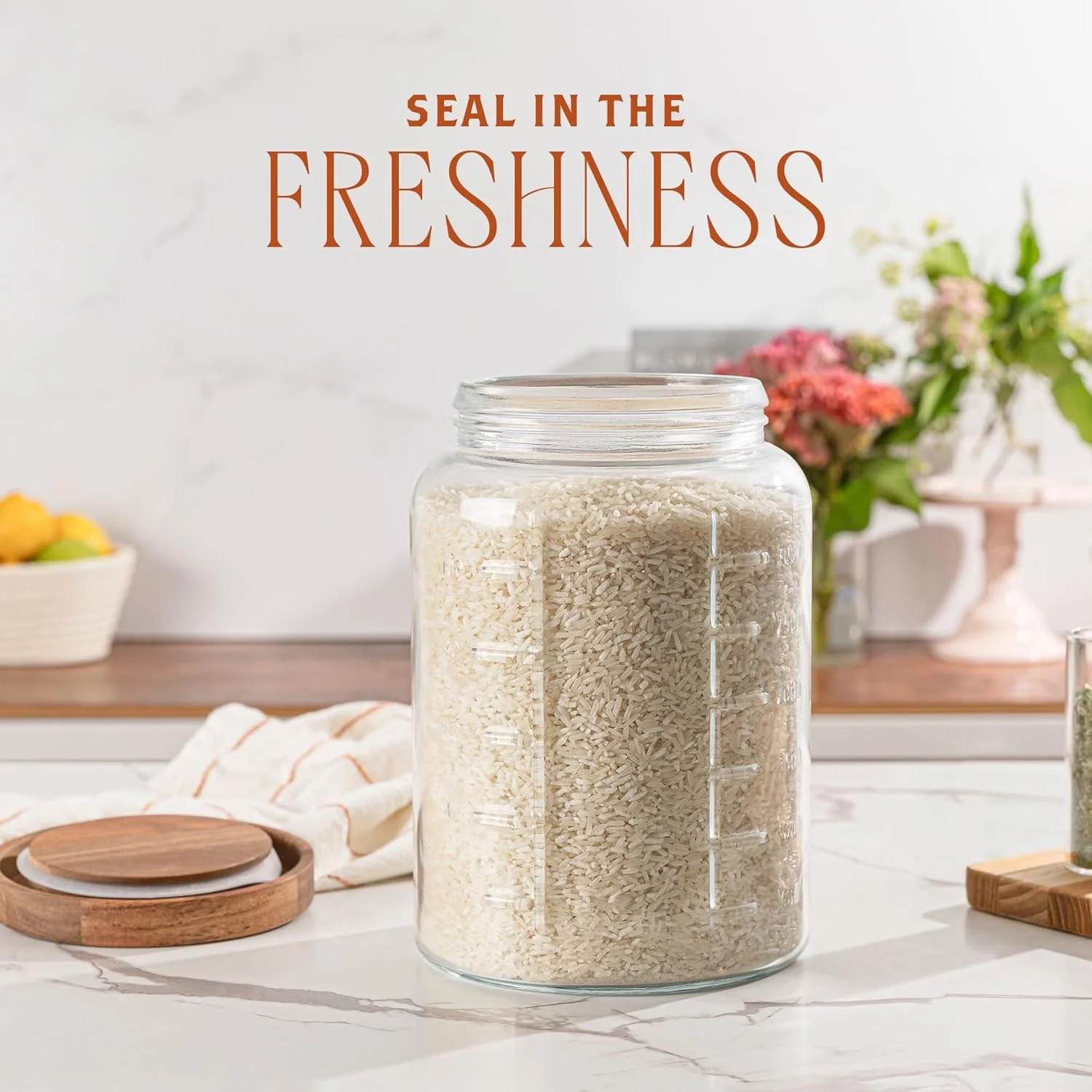 ظرف شیشه ای یک گالنی کیچن تولز با درب چوبی هواگیر، ظرف بزرگ دهانه گشاد برای نگهداری مواد غذایی با علائم اندازه گیری برای انبار آشپزخانه، ترشی، کلوچه، آرد و شکر ظرف شیشه ای یک گالنی کیچن تولز با درب چوبی هواگیر، ظرف بزرگ دهانه گشاد برای نگهداری مواد غذایی با علائم اندازه گیری برای انبار آشپزخانه، ترشی، کلوچه، آرد و شکر