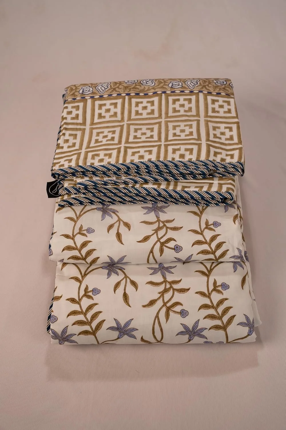 دوهر چاپی ململ - سه لایه با آستر فلانل، عاجی با طرح هندسی خردلی و گلدار اسطوخودوسی، حاشیه آبی و سفید، پتوی سبک وزن دو رو، 90 در 108 اینچ دوهر چاپی ململ - سه لایه با آستر فلانل، عاجی با طرح هندسی خردلی و گلدار اسطوخودوسی، حاشیه آبی و سفید، پتوی سبک وزن دو رو، 90 در 108 اینچ