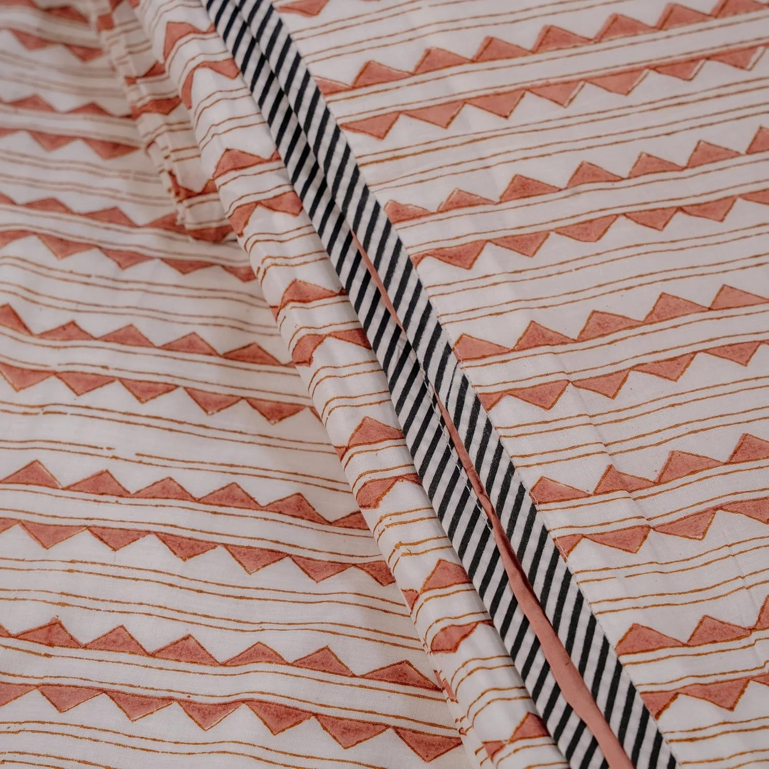 دوهر چاپی مولمول – 3 لایه با آستر فلانل، عاجی با چاپ بلوک سفالی و قرمز مات، حاشیه سیاه و سفید، پتوی سبک وزن دو طرفه، 90”x108” دوهر چاپی مولمول – 3 لایه با آستر فلانل، عاجی با چاپ بلوک سفالی و قرمز مات، حاشیه سیاه و سفید، پتوی سبک وزن دو طرفه، 90”x108”