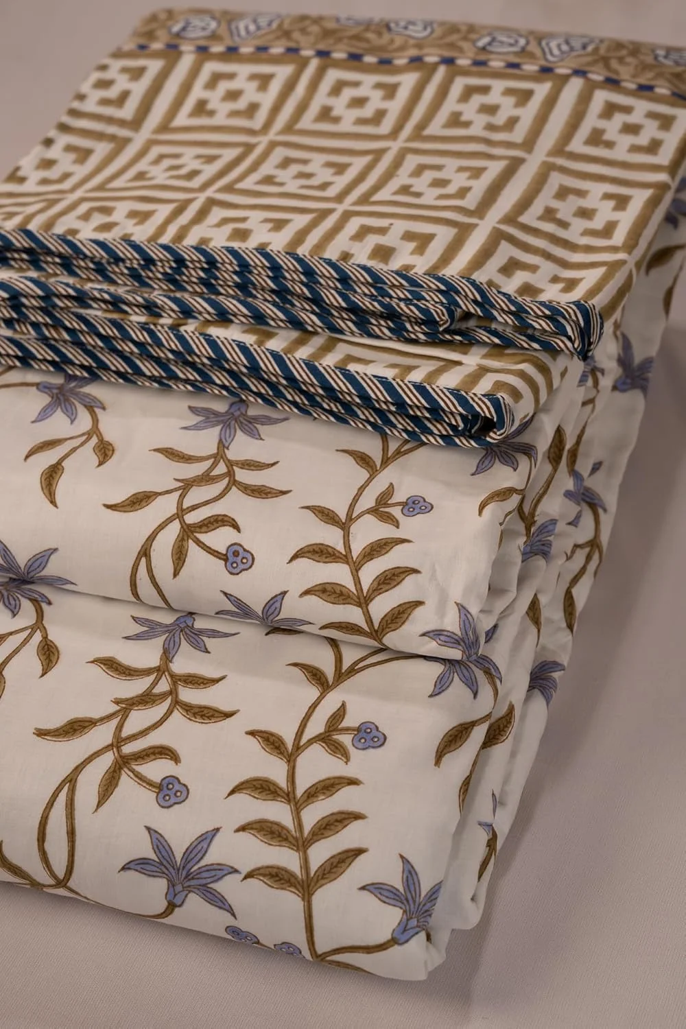 دوهر چاپی ململ - سه لایه با آستر فلانل، عاجی با طرح هندسی خردلی و گلدار اسطوخودوسی، حاشیه آبی و سفید، پتوی سبک وزن دو رو، 90 در 108 اینچ دوهر چاپی ململ - سه لایه با آستر فلانل، عاجی با طرح هندسی خردلی و گلدار اسطوخودوسی، حاشیه آبی و سفید، پتوی سبک وزن دو رو، 90 در 108 اینچ