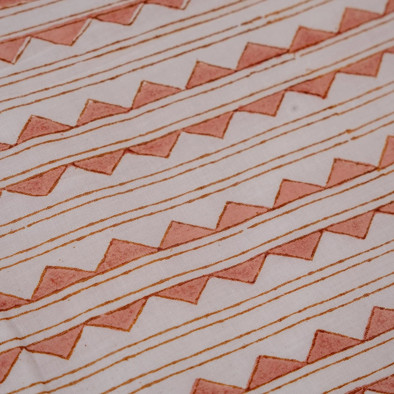 دوهر چاپی مولمول – 3 لایه با آستر فلانل، عاجی با چاپ بلوک سفالی و قرمز مات، حاشیه سیاه و سفید، پتوی سبک وزن دو طرفه، 90”x108” دوهر چاپی مولمول – 3 لایه با آستر فلانل، عاجی با چاپ بلوک سفالی و قرمز مات، حاشیه سیاه و سفید، پتوی سبک وزن دو طرفه، 90”x108”