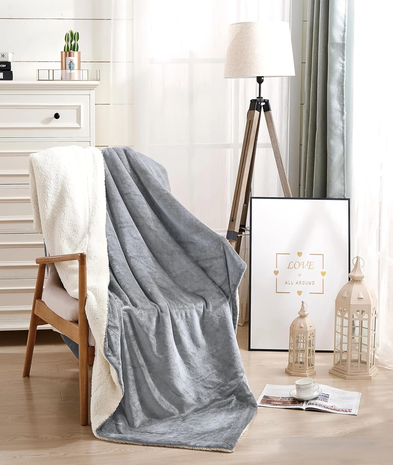 پتوی لوکس شرپا فلانل - فوق العاده نرم، گرم و راحت برای تخت یا مبل - ضد حساسیت، قابل شستشو در ماشین لباسشویی - ایده آل برای خانه، مسافرت یا هدیه، سایز یک نفره 180x230 سانتی متر (نقره ای) پتوی لوکس شرپا فلانل - فوق العاده نرم، گرم و راحت برای تخت یا مبل - ضد حساسیت، قابل شستشو در ماشین لباسشویی - ایده آل برای خانه، مسافرت یا هدیه، سایز یک نفره 180x230 سانتی متر (نقره ای)