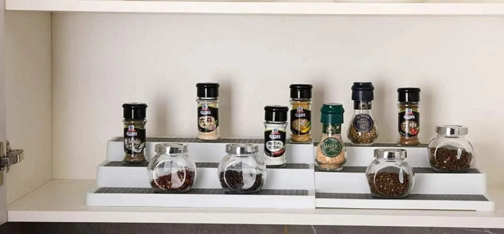 جا ادویه ای 3 طبقه قابل گسترش N3ma با طراحی مدرن و ضد لغزش، مناسب برای کابینت، قفسه پله ای سازمان دهنده برای پیشخوان، انبار و کابینت (سفید و خاکستری)