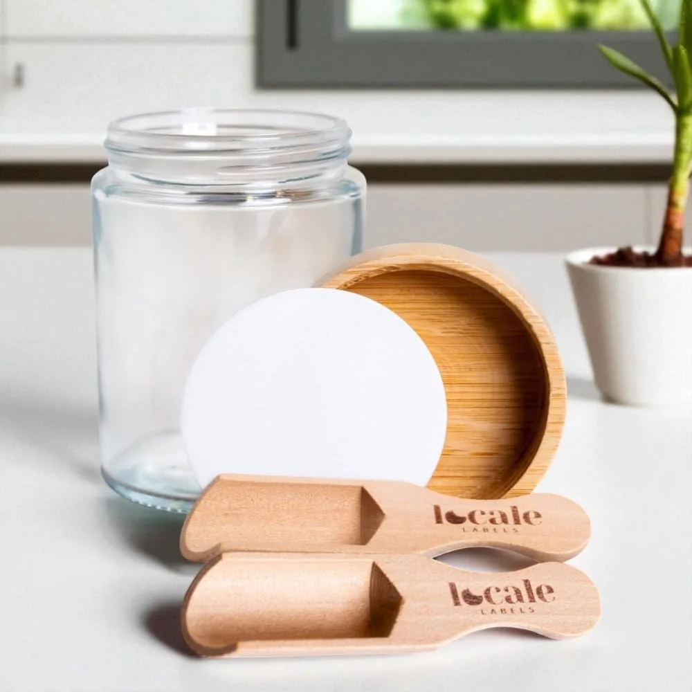 ست 15 عددی شیشه ادویه خالی 240 میلی لیتری با درب بامبو - ظروف نگهداری مواد غذایی با 2 قاشق اندازه گیری - ست نظم دهنده کابینت آشپزخانه برای ادویه جات، گیاهان، چاشنی ها، شمع و صنایع دستی - بدون برچسب