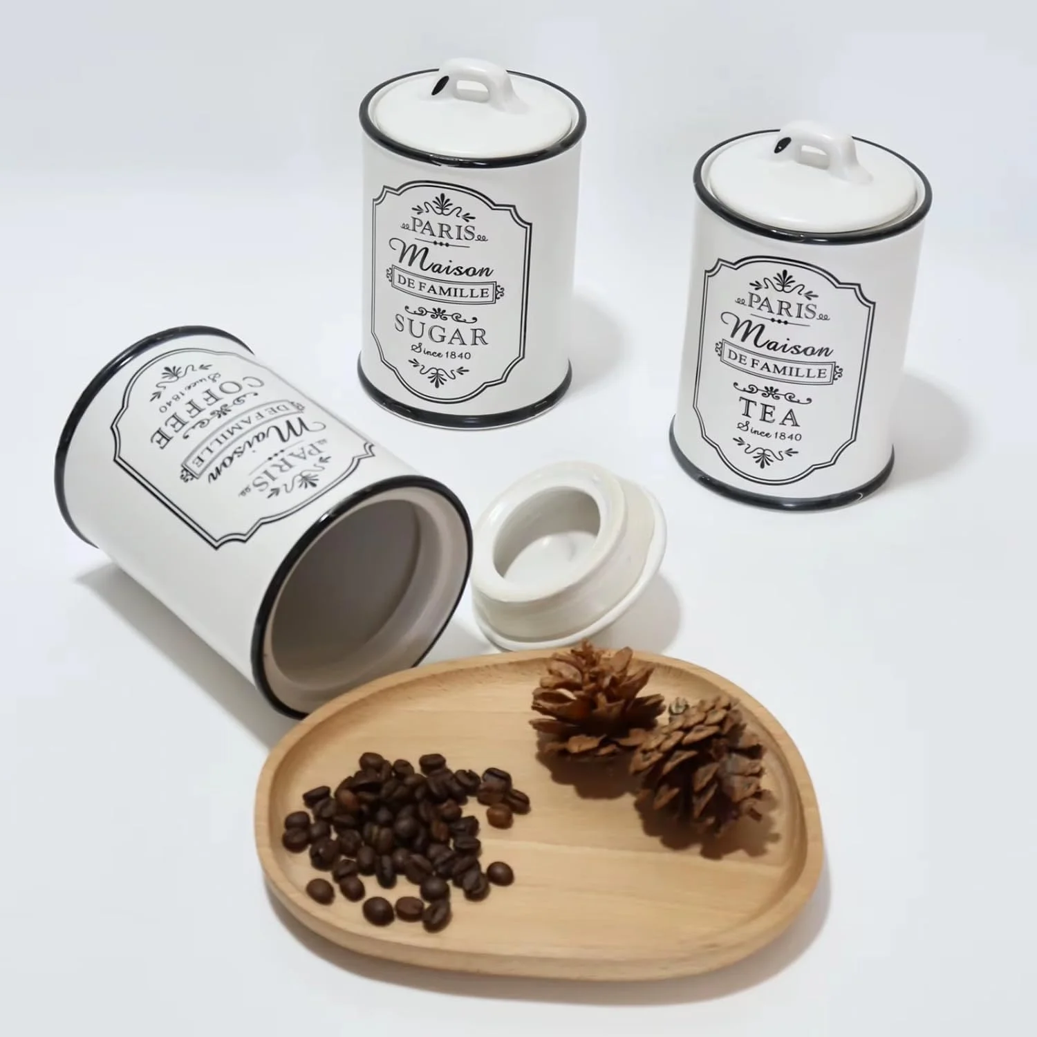 ست ظروف سرامیکی آشپزخانه Maestro - ظروف نگهداری قهوه، چای و شکر درب دار، ظروف ذخیره سازی به سبک فرانسوی قدیمی، مینای سفید عتیقه، دکوراسیون روستایی برای روی کابینت، ست 3 عددی ست ظروف سرامیکی آشپزخانه Maestro - ظروف نگهداری قهوه، چای و شکر درب دار، ظروف ذخیره سازی به سبک فرانسوی قدیمی، مینای سفید عتیقه، دکوراسیون روستایی برای روی کابینت، ست 3 عددی