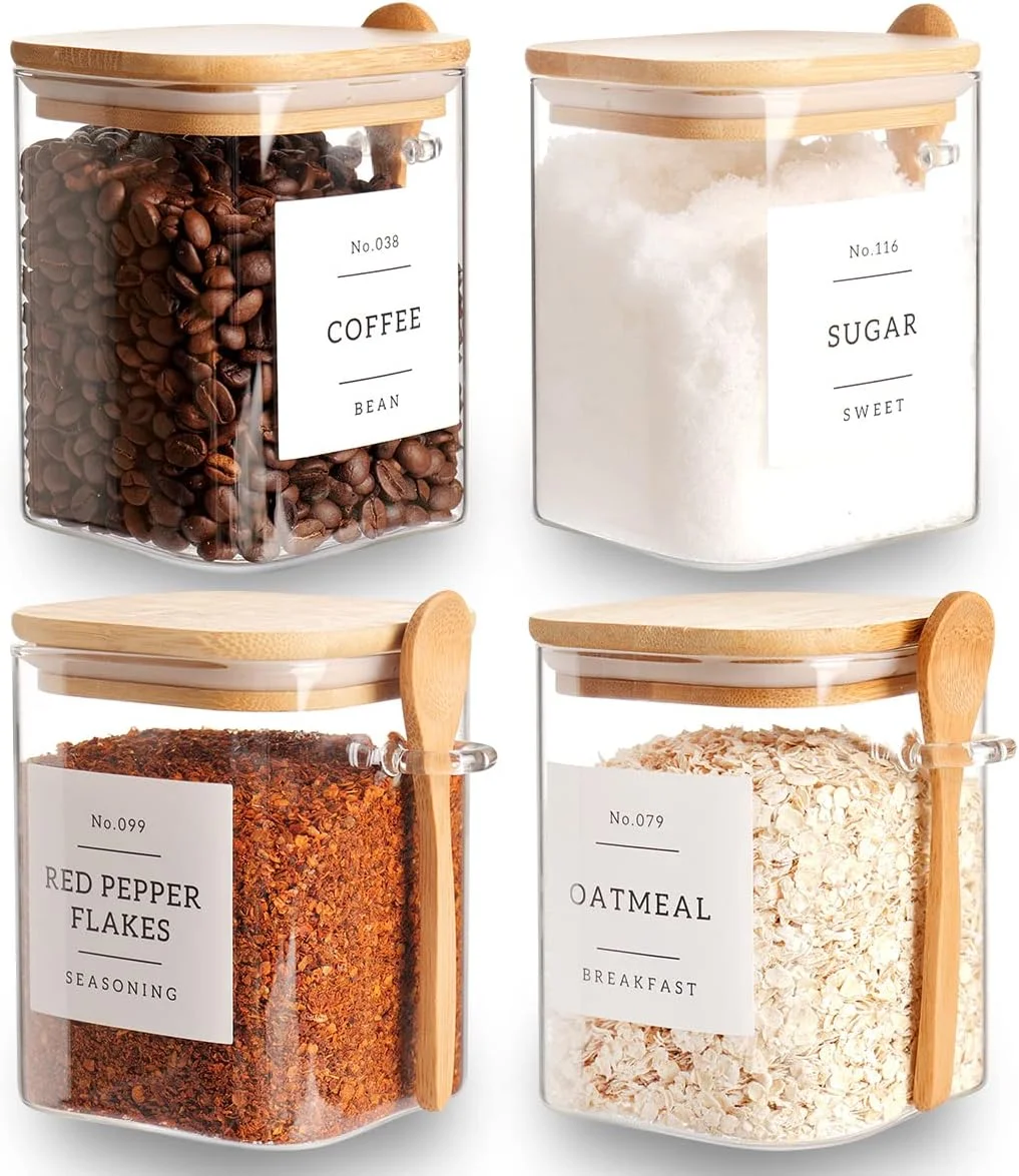 ست 4 تایی ظروف شیشه ای مربعی CZZGSM با درب بامبو و قاشق - ظروف نگهداری مواد غذایی شیشه ای بوروسیلیکات 800 میلی لیتری درب دار با 132 برچسب برای قهوه، چای، شکر