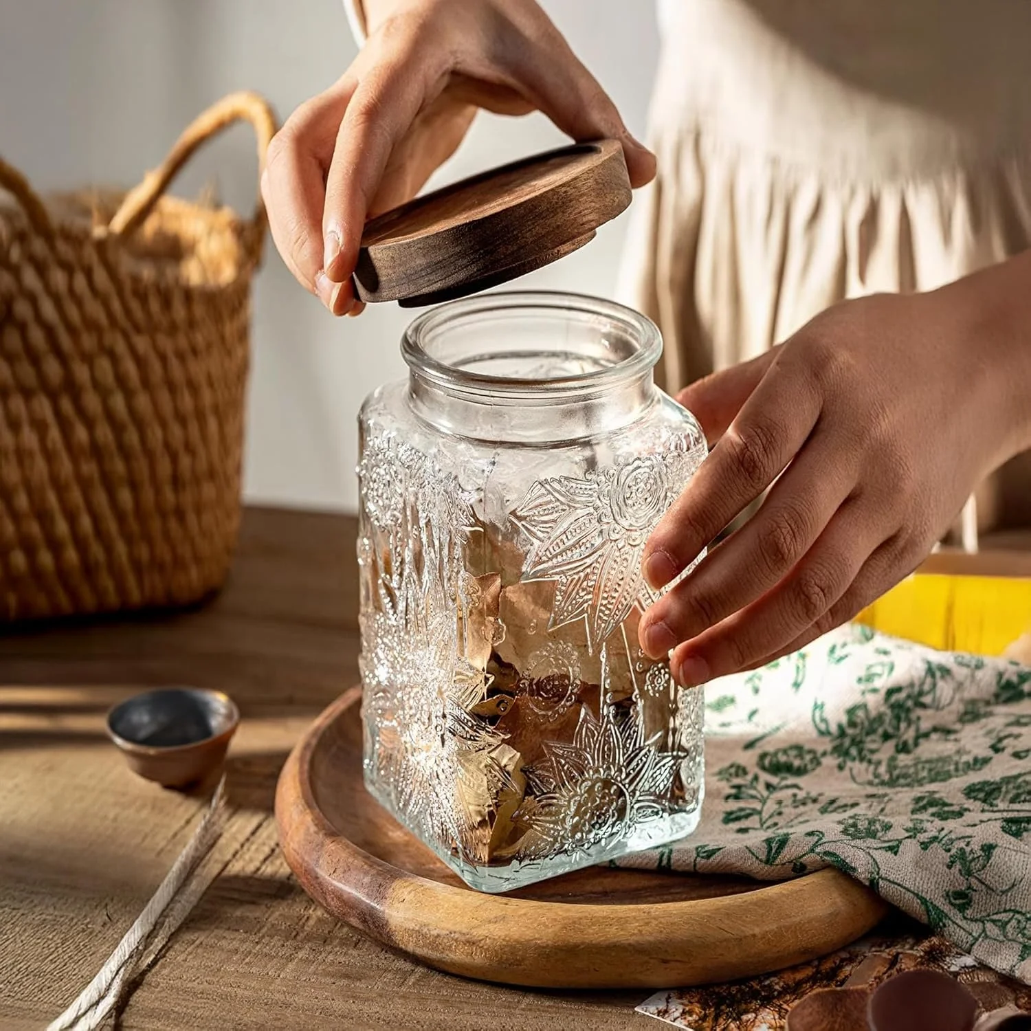 ظروف شیشه ای ذخیره سازی کاستد با درب محکم، ظرف 1035 میلی لیتری برای پیشخوان آشپزخانه با درب چوبی، شکر قهوه ای، آب نبات، قهوه، کلوچه، نمک، چای، شیشه زیبا (آفتابگردان مربع بزرگ)