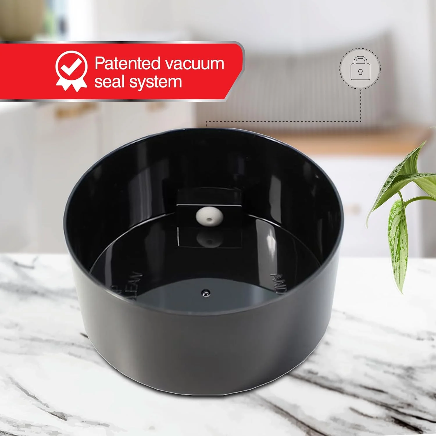 ظرف نگهداری قهوه Tightpac America, Inc. COFFEEVAC با ظرفیت 1 پوند، دارای سیستم خلاء چند منظوره و ثبت اختراع شده. این ظرف به عنوان یک ظرف ضد بو برای نگهداری دانه های قهوه آسیاب شده نیز عمل می کند. بدنه و درب مشکی، 1.85 لیتر / 1.6 کوارت