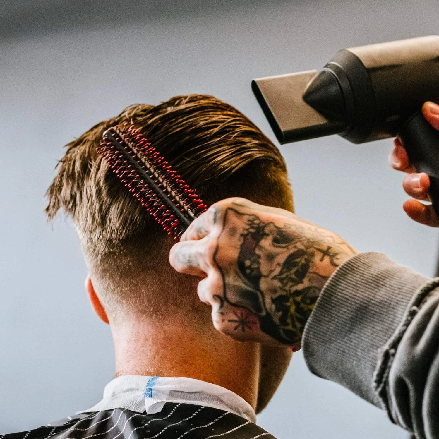 برس گرد حالت دهنده مو کوبه پروفشنال با دسته لاستیکی قرمز - برس موی صاف، برس موی فر، برس گرد ایده آل برای مردان و آرایشگران برس گرد حالت دهنده مو کوبه پروفشنال با دسته لاستیکی قرمز - برس موی صاف، برس موی فر، برس گرد ایده آل برای مردان و آرایشگران