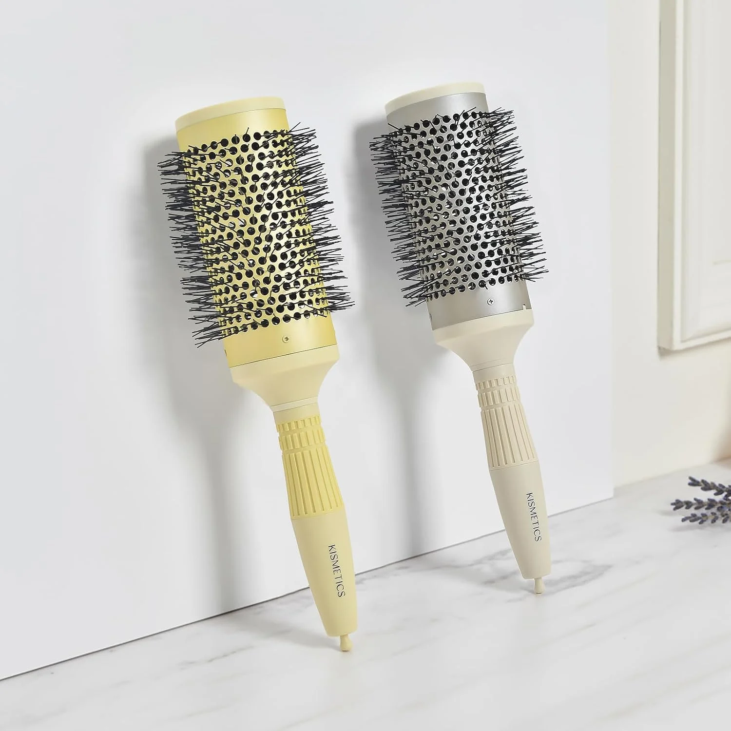 برس گرد خشک کننده سریع KISMETICS با بدنه حرارتی سرامیکی یونی و موهای نایلونی، برس موی گرد روغن آرگان برای خشک کردن، حالت دادن، فر کردن، صاف کردن، حالت دهی عالی برای انواع مو - 53 میلی متر برس گرد خشک کننده سریع KISMETICS با بدنه حرارتی سرامیکی یونی و موهای نایلونی، برس موی گرد روغن آرگان برای خشک کردن، حالت دادن، فر کردن، صاف کردن، حالت دهی عالی برای انواع مو - 53 میلی متر